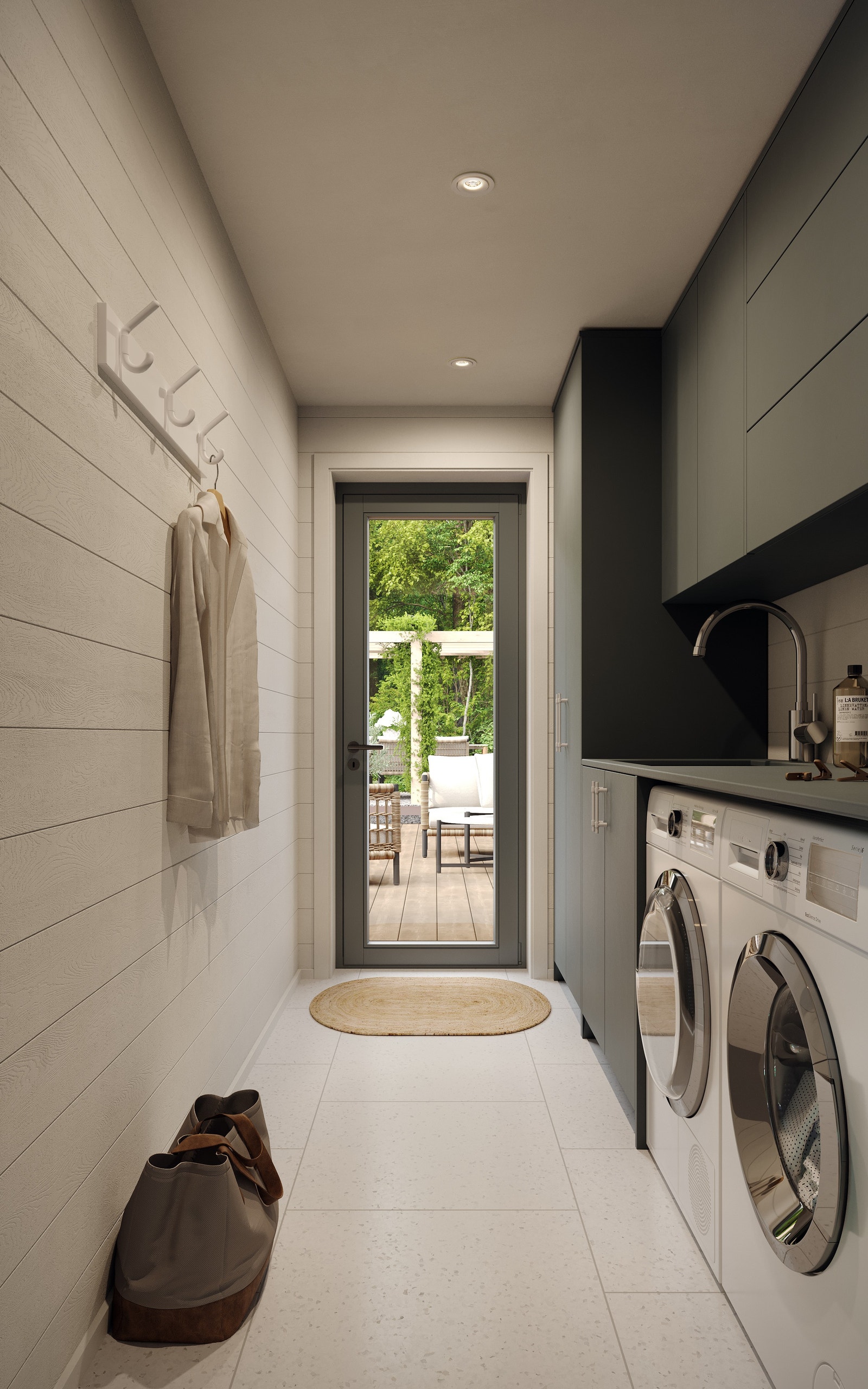 Vaskerom med plassbygd innredning, optimalisert for plass til både vaskemaskin og tørketrommel. Praktisk utgang direkte til utsiden gjør dette rommet perfekt for daglig bruk og funksjonalitet. Galleribilde