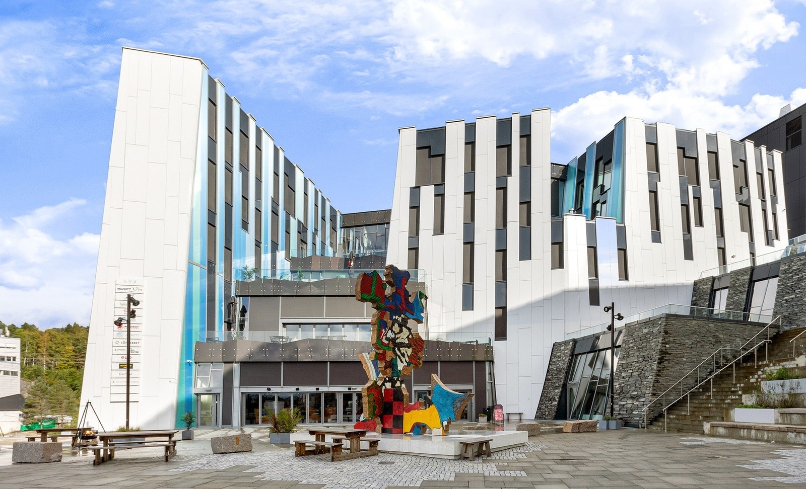 SNØ, verdens råeste helårsarene for snøopplevelser, er nærmeste nabo til Snøbyen. Galleribilde