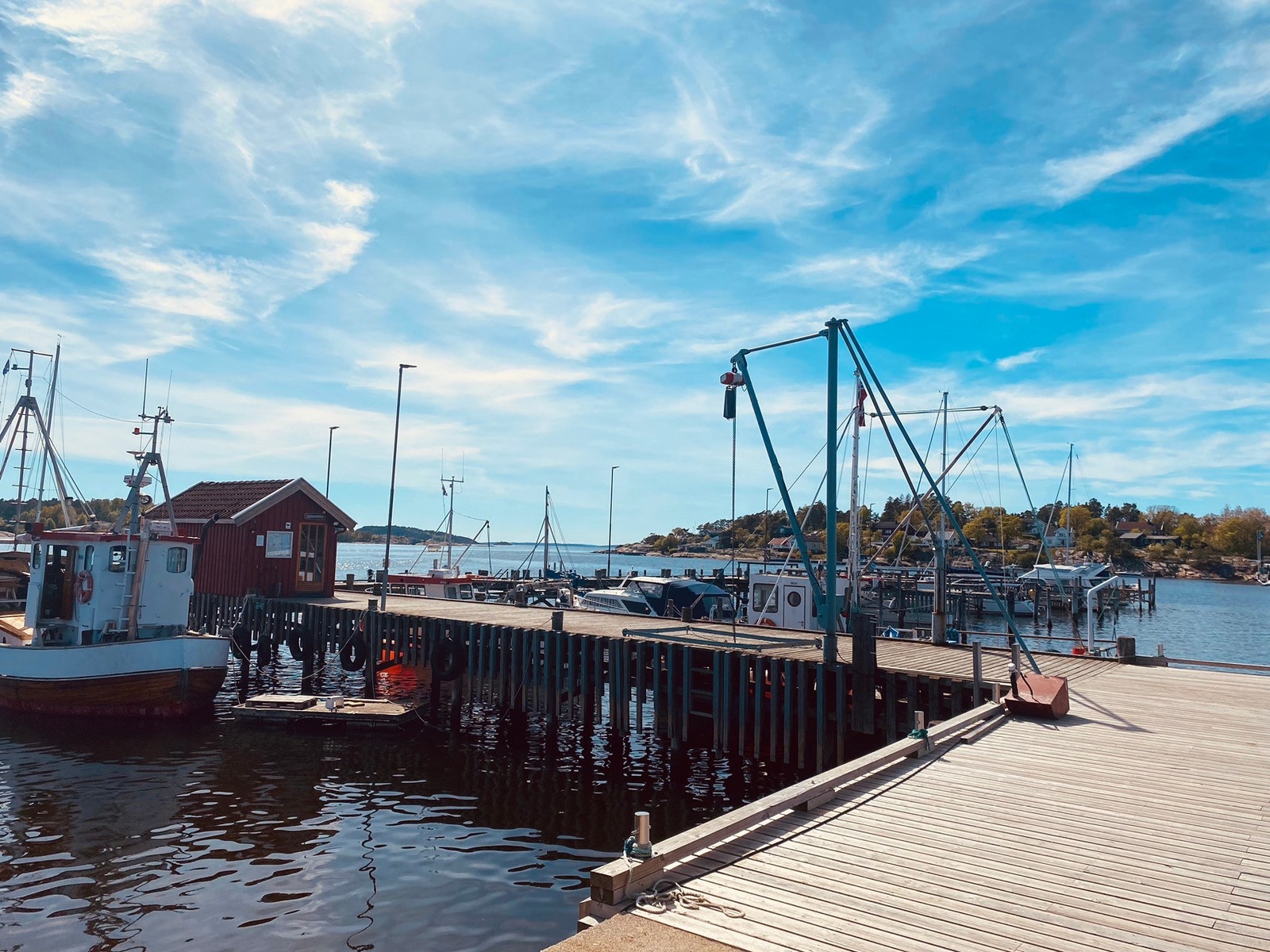 Fiskebrygga med badetrapp til et morgenbad Galleribilde