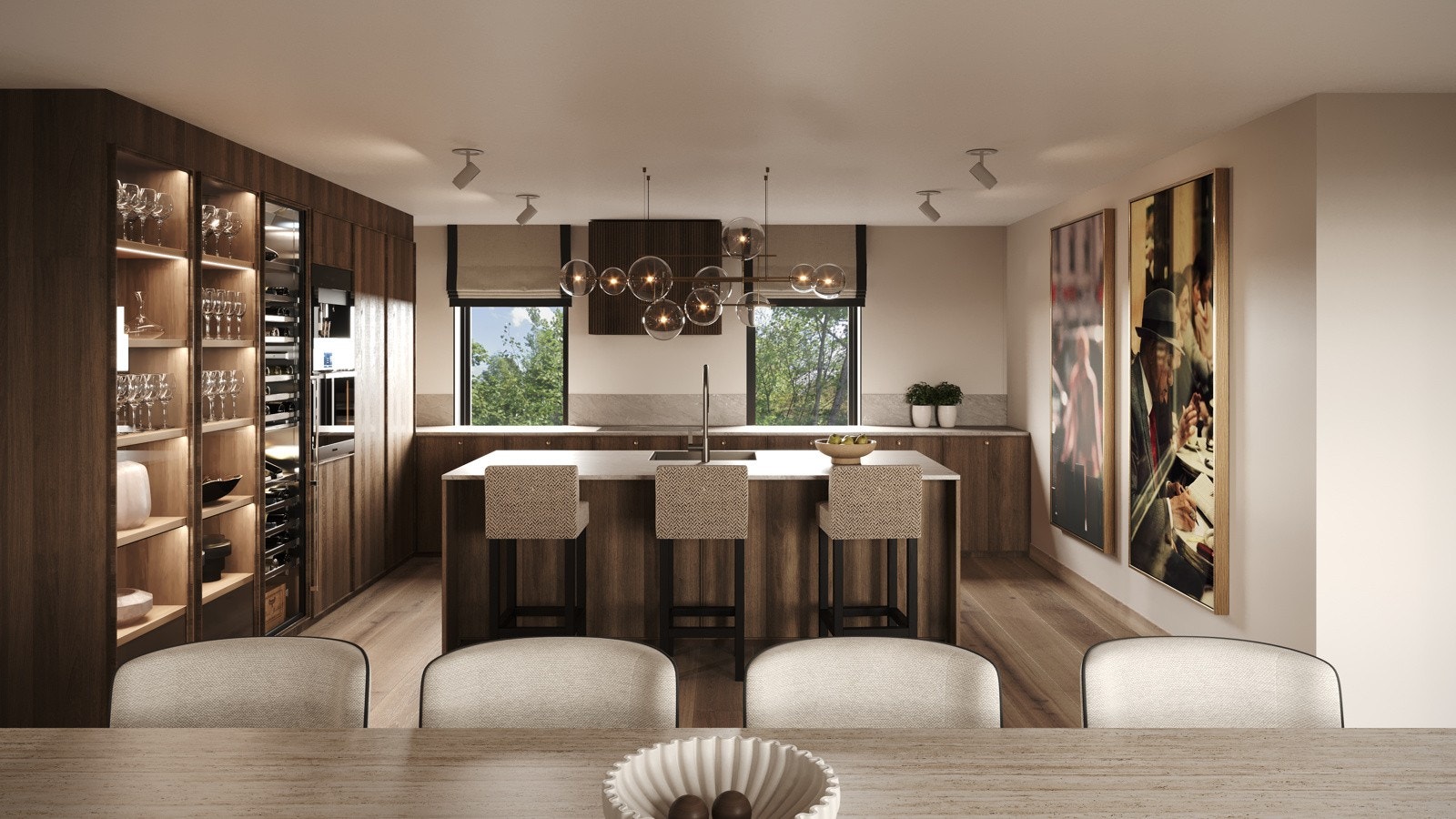 Boligen leveres med et eksklusivt, snekkerbygd kjøkken der skapsinndelingen følger plantegningen. Kjøkkenet får et unikt preg i eik med en kompakt benkeplate som gir et tidløst og solid uttrykk. Alle hvitevarer leveres fra Siemens, kjent for høy kvalitet Galleribilde