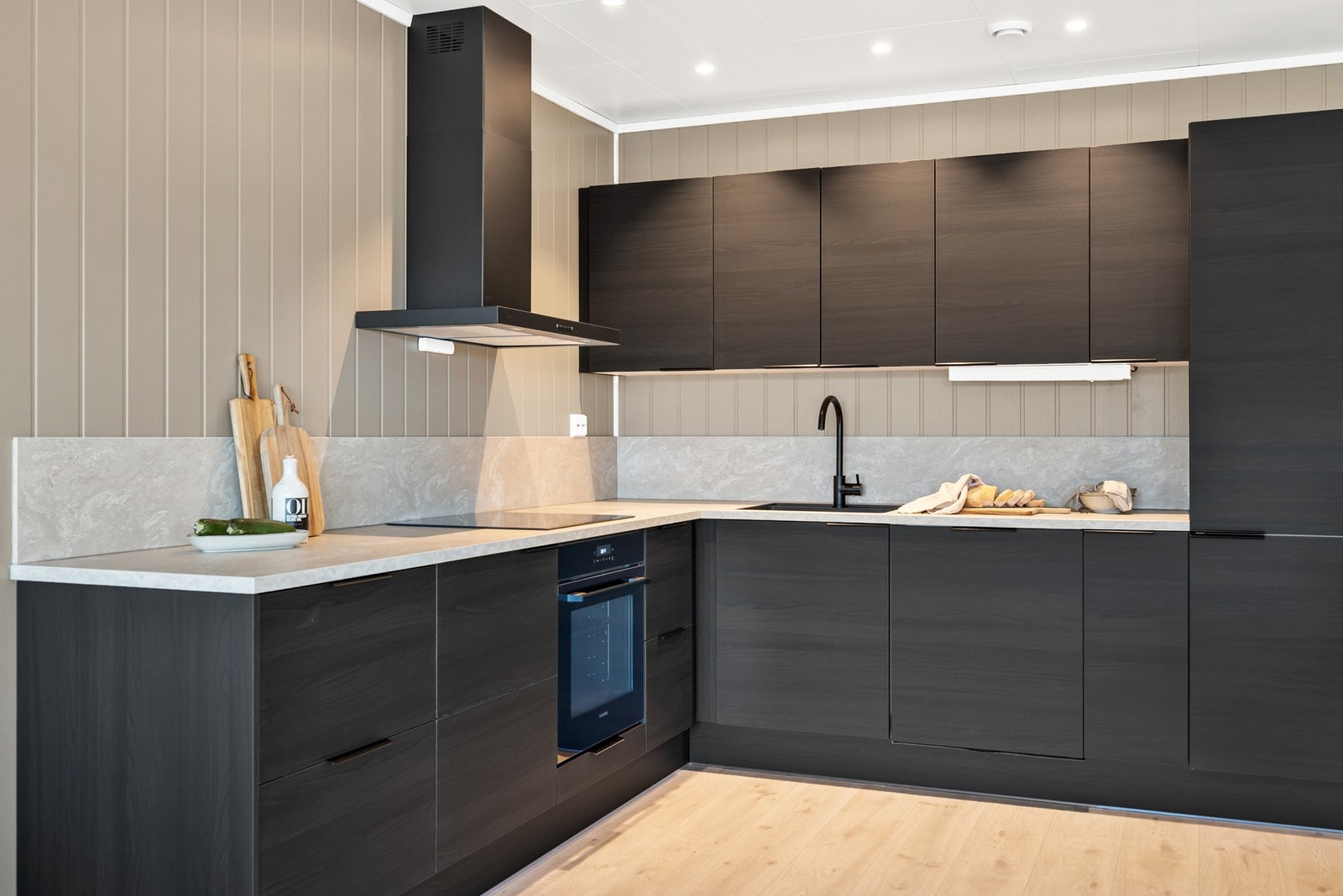 Kjøkken med god lagrings- og benkeplass (Bilder hentet fra naboleilighet) Galleribilde