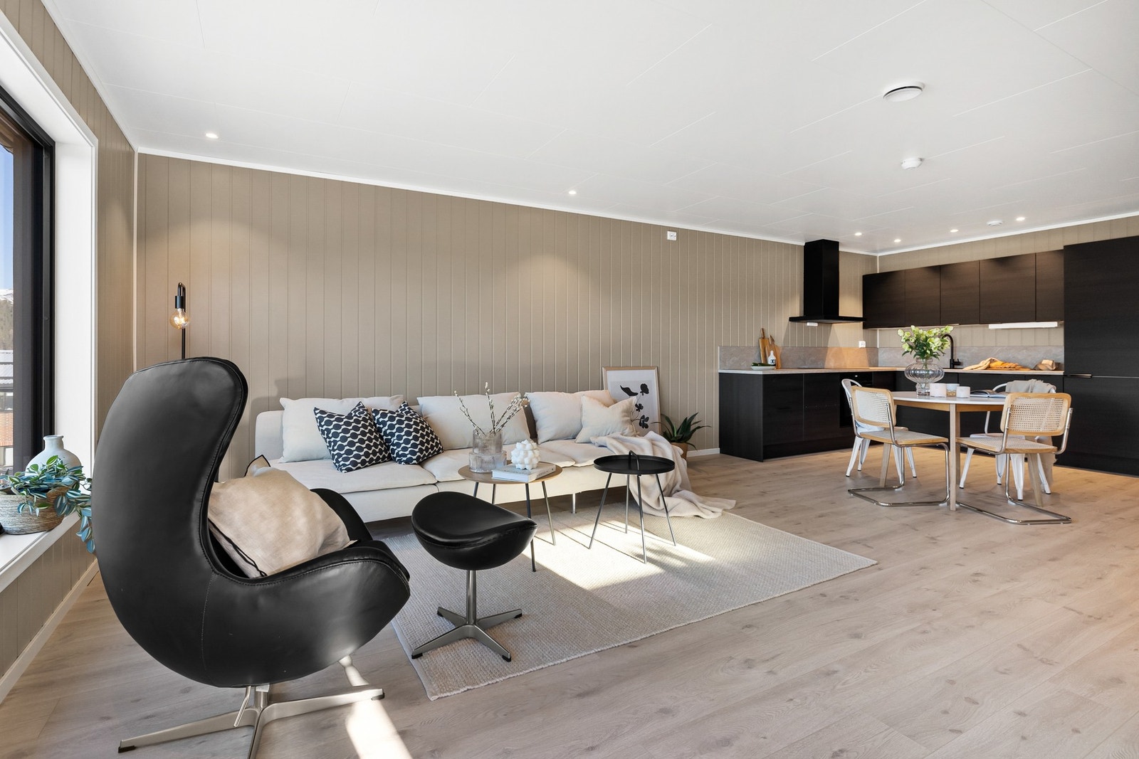 Åpen løsning mellom stue og kjøkken (Bilder hentet fra naboleilighet) Galleribilde