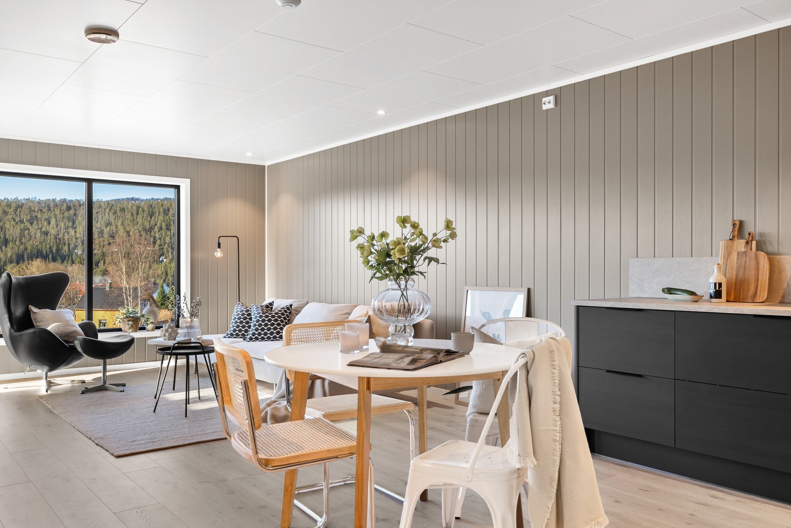 Plass til flere møbelsoner (Bilder hentet fra naboleilighet) Galleribilde