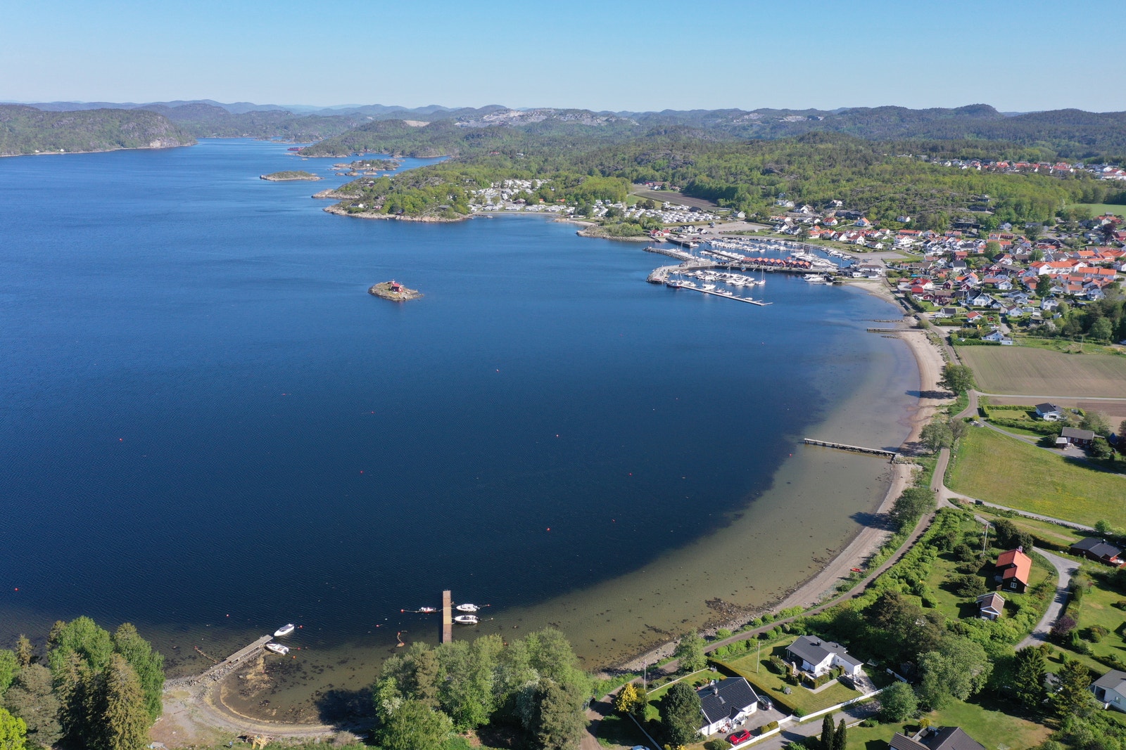 Helgeroa, også innen sykkelavstand er et idyllisk lite tettsted midt i Sørøstlandets mest populære ferieområde, kjent for sitt yrende sommerliv. Galleribilde