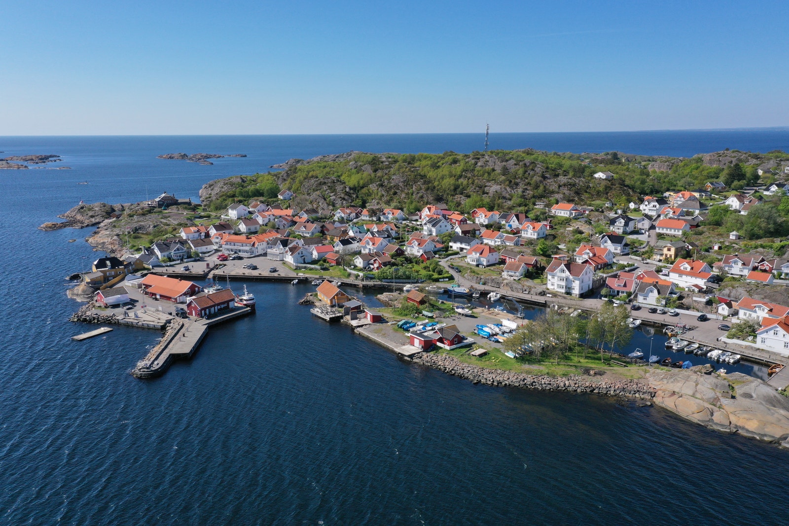 Nevlunghavn, også innen sykkelavstand, er et flott sted å besøke om sommeren, med livlig båtliv og et fiskeutsalg på brygga. Galleribilde