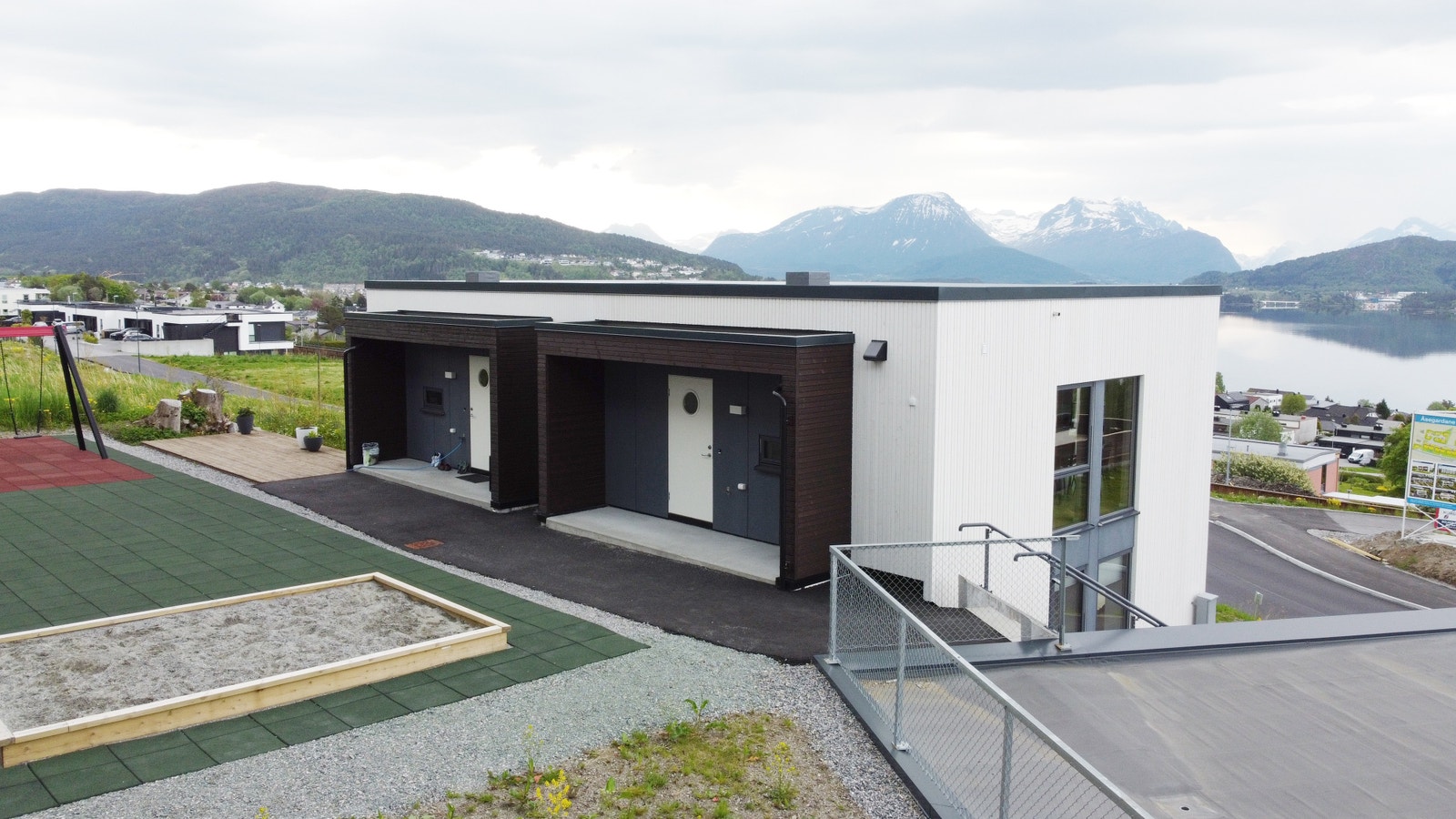 Fra inngangsparti er det kort vei til opparbeidet felles lekeplass. Galleribilde