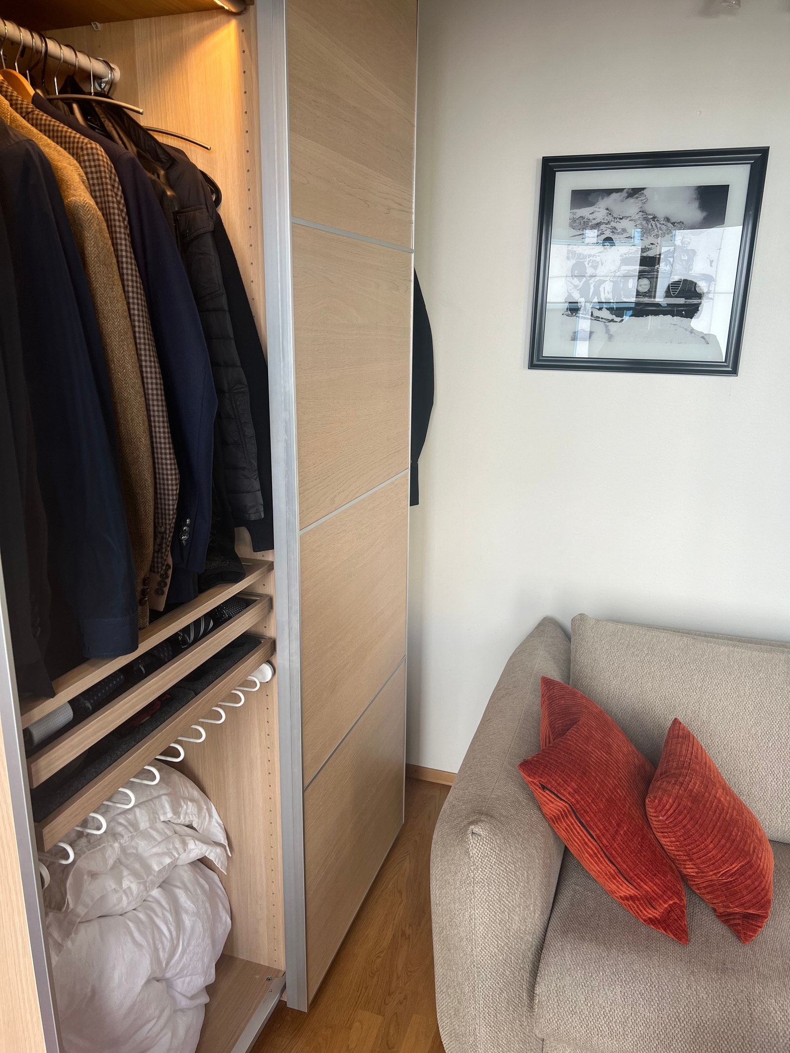 Garderobe med LED-lys Galleribilde