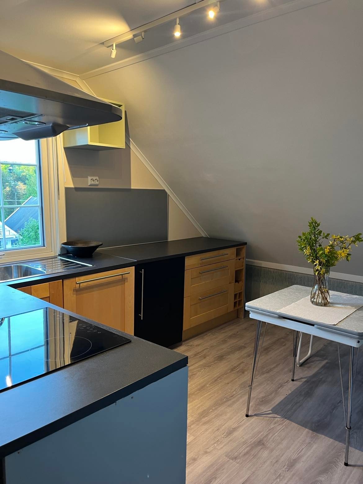 Kjøkken med spisebord Galleribilde