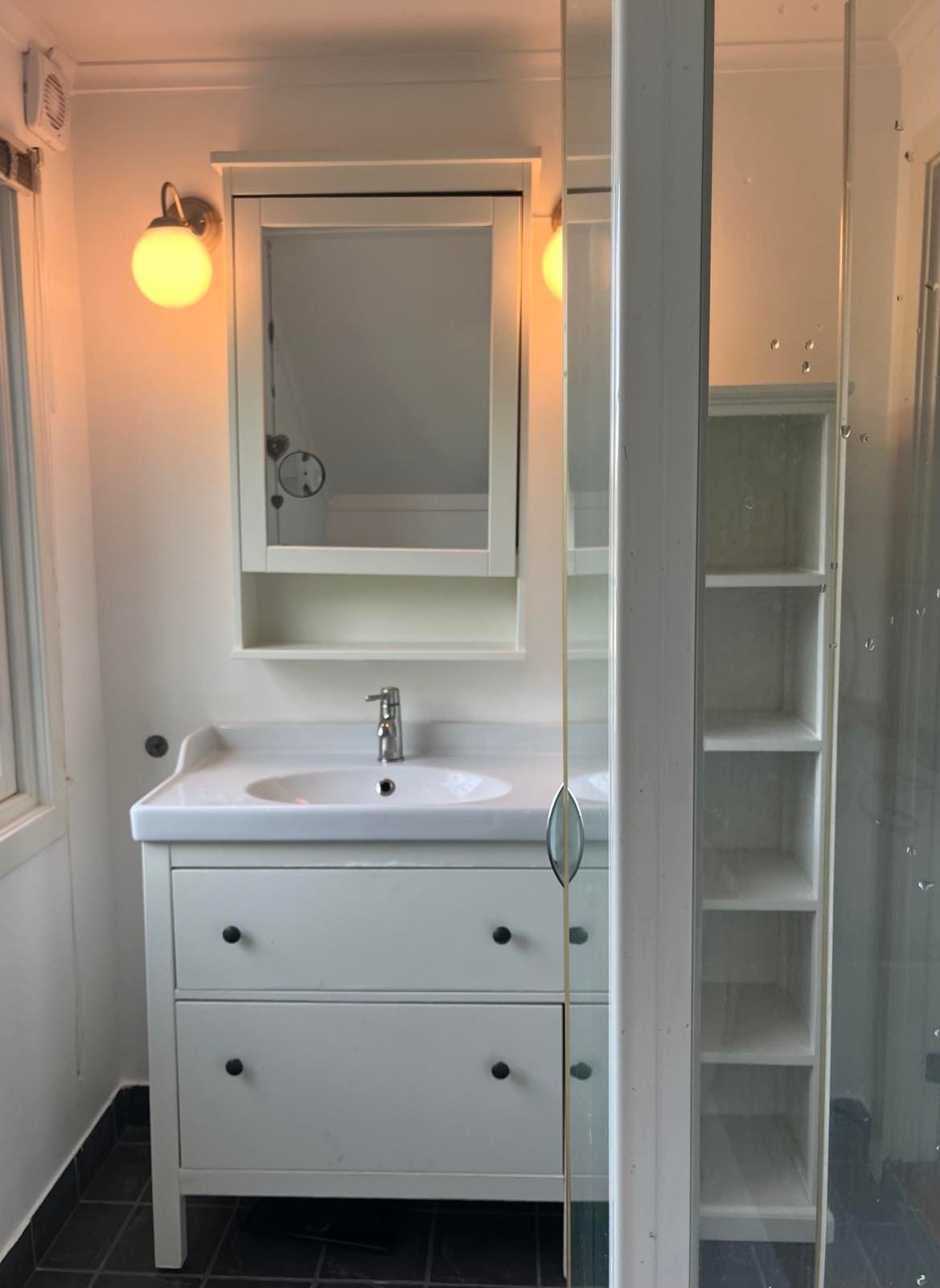 Bad med dusj og vaskemaskin Galleribilde