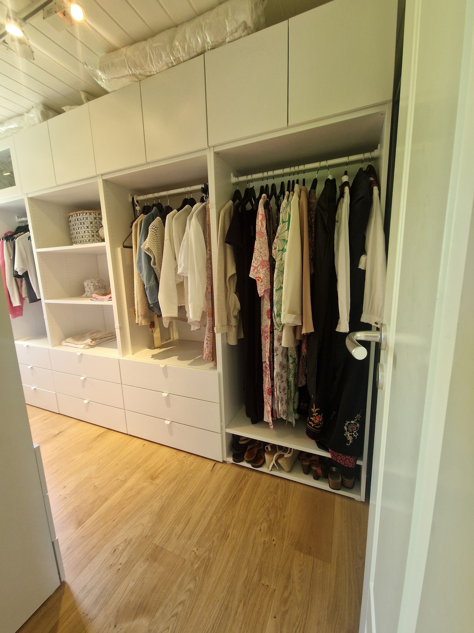 Det tredje soverommet brukes til walk in closet Galleribilde