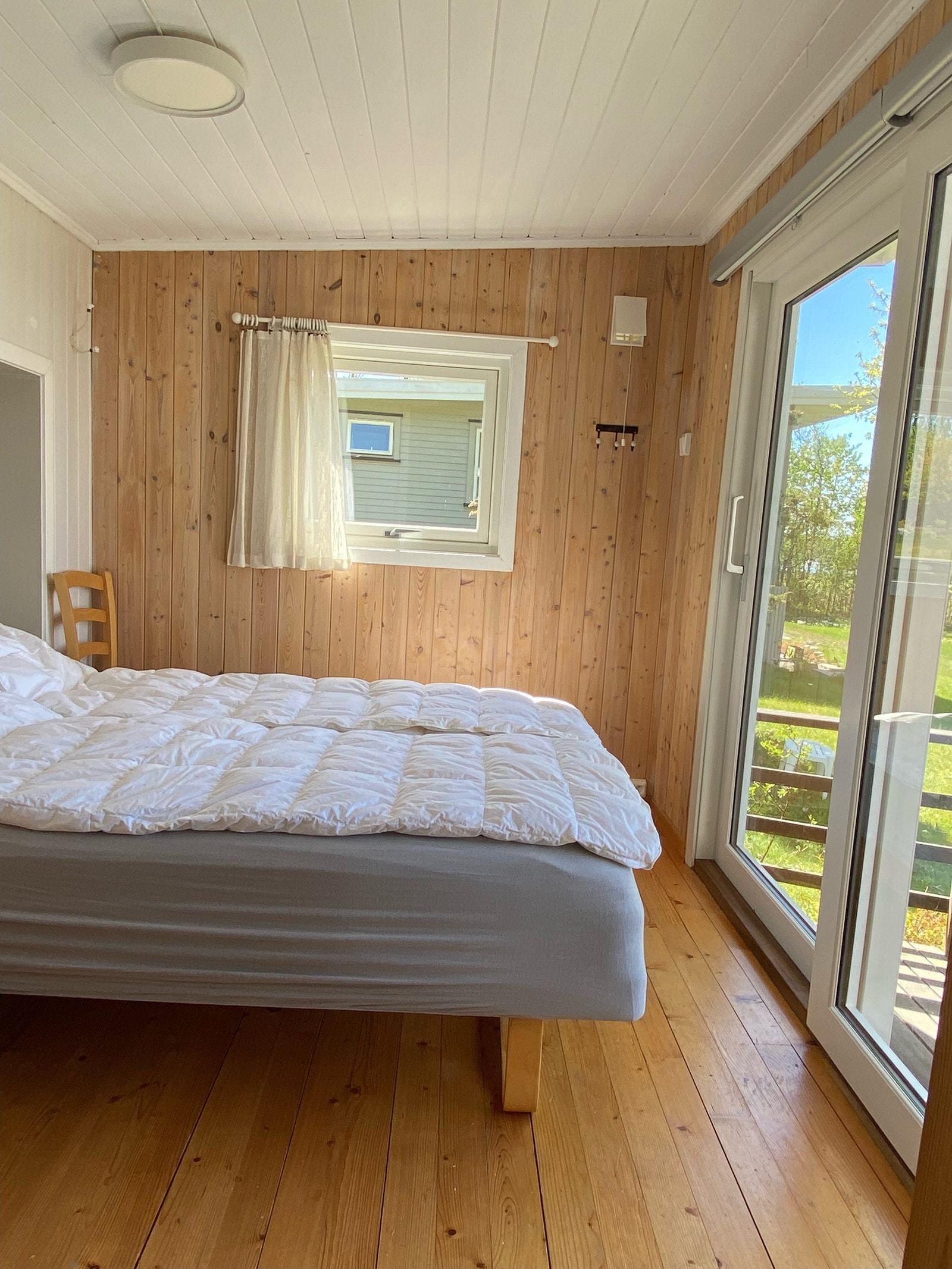 hoved soverom seng 150cm x 200cm med plass til baby seng. Galleribilde