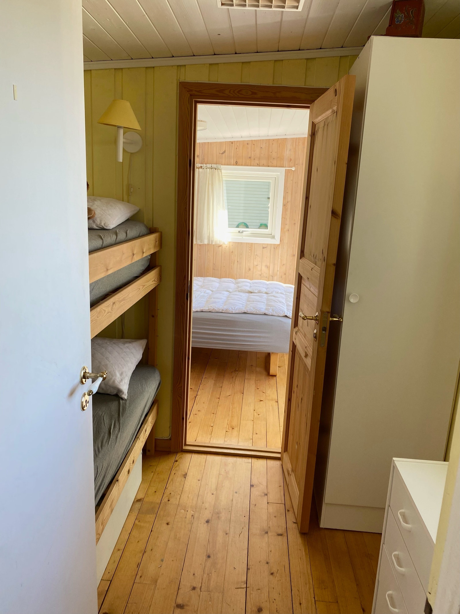 lite soverom med køyeseng (80cm x 200cm) og gjennomgang til hoved soverom Galleribilde