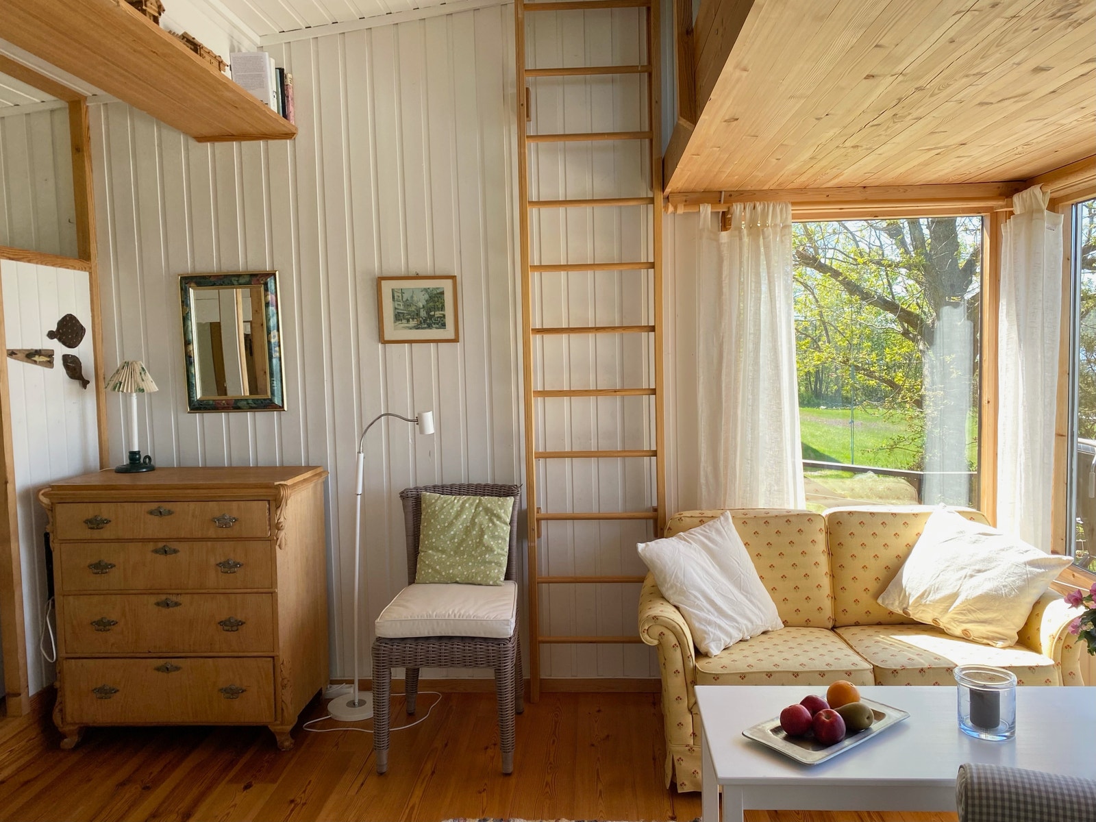oppgang til hems med soveplass 140cm x 200cm Galleribilde