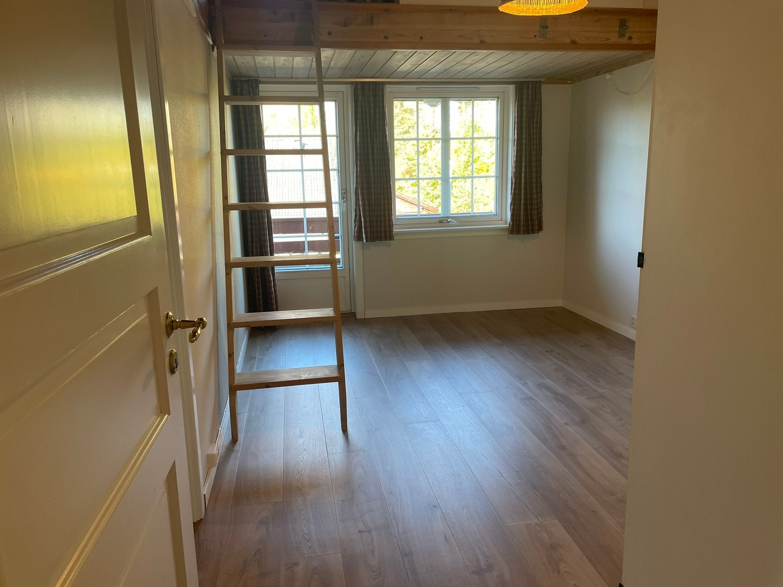 Stue/Soverom 2 med hems, lagring til høyre for hemsen og klesskap. Utgang til balkong. Her er det satt inn varmepumpe til høyre på veggen. Galleribilde