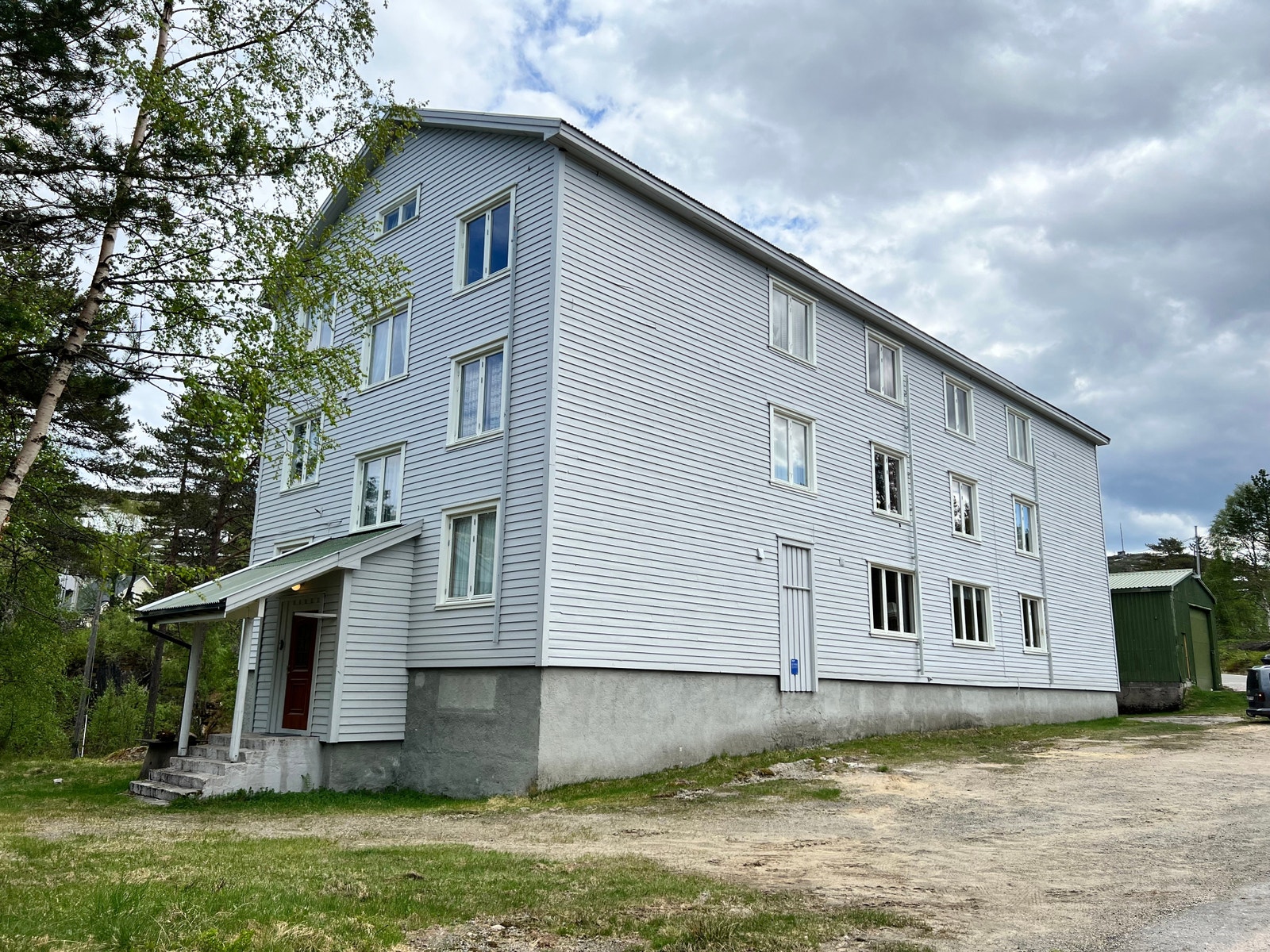 Fasade, leiligheten har de to miderste vinduene i 3 etasje Galleribilde