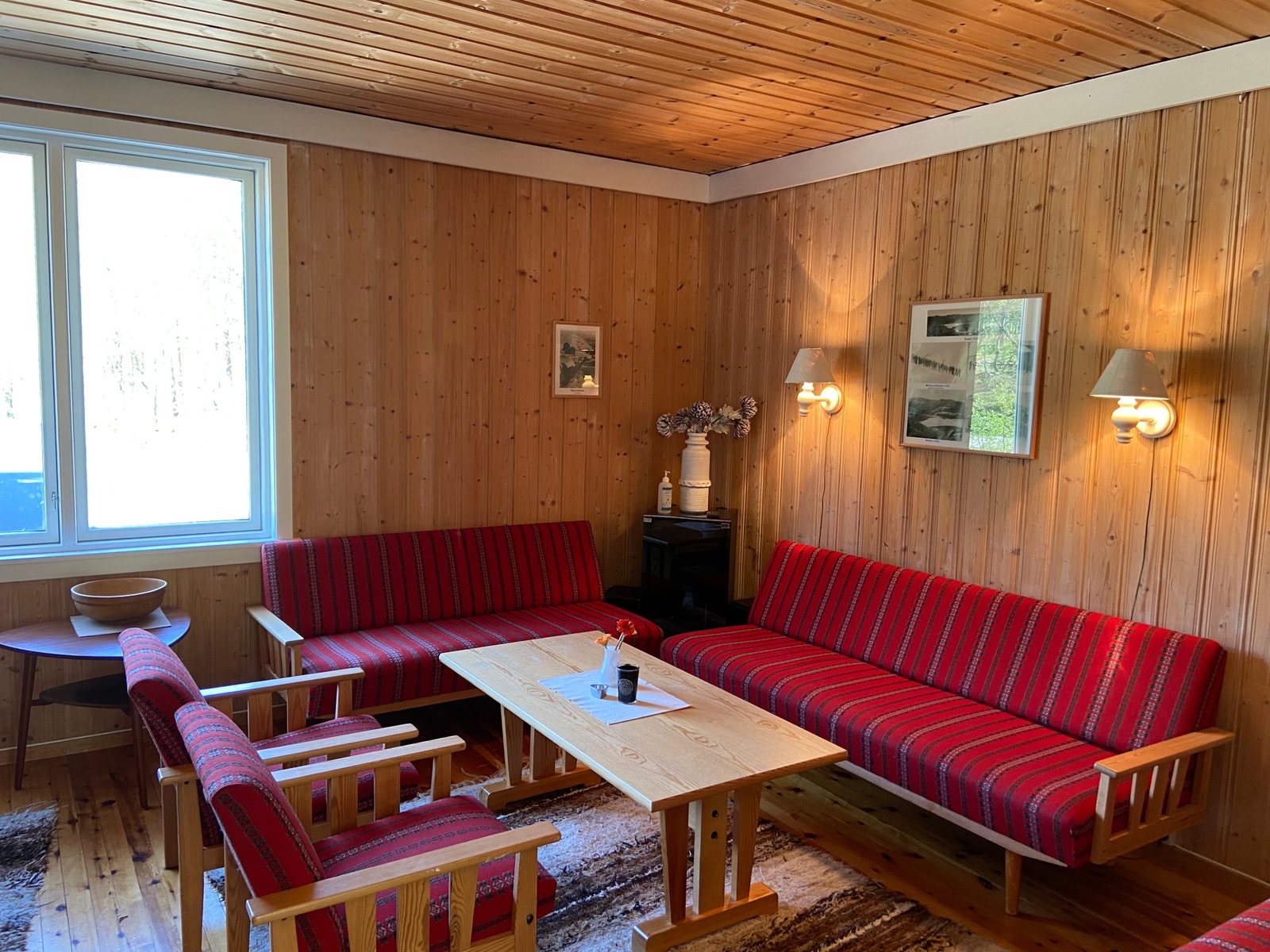 Koselig peisestue i fellesareal Galleribilde