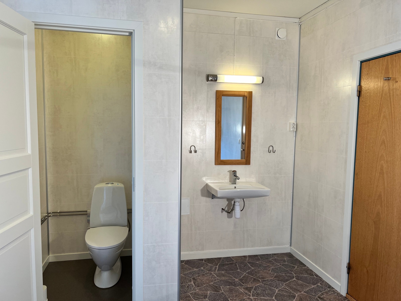 Fellesbad i 3 etasje med dusj og tørkemuligheter Galleribilde