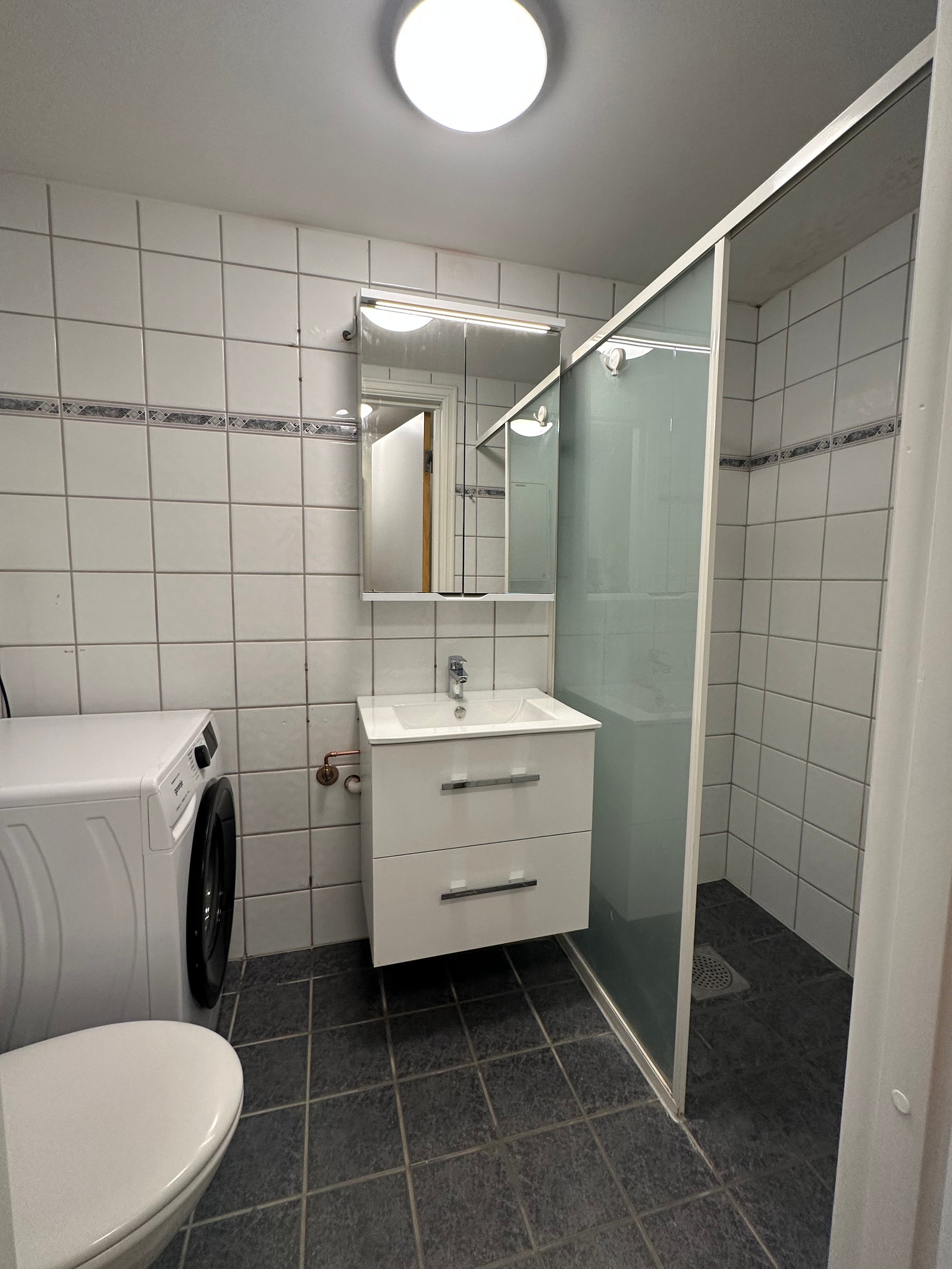 Nye baderomsmøbler og ny vaskemaskin på badet. Galleribilde