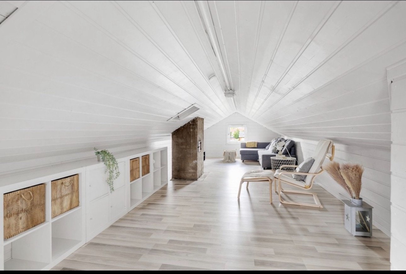 30kvm loft stue som benyttes som ekstra soverom i dag med vinduer på begge sider. Kan benyttes også som kontor eller lekestue for barn. Galleribilde