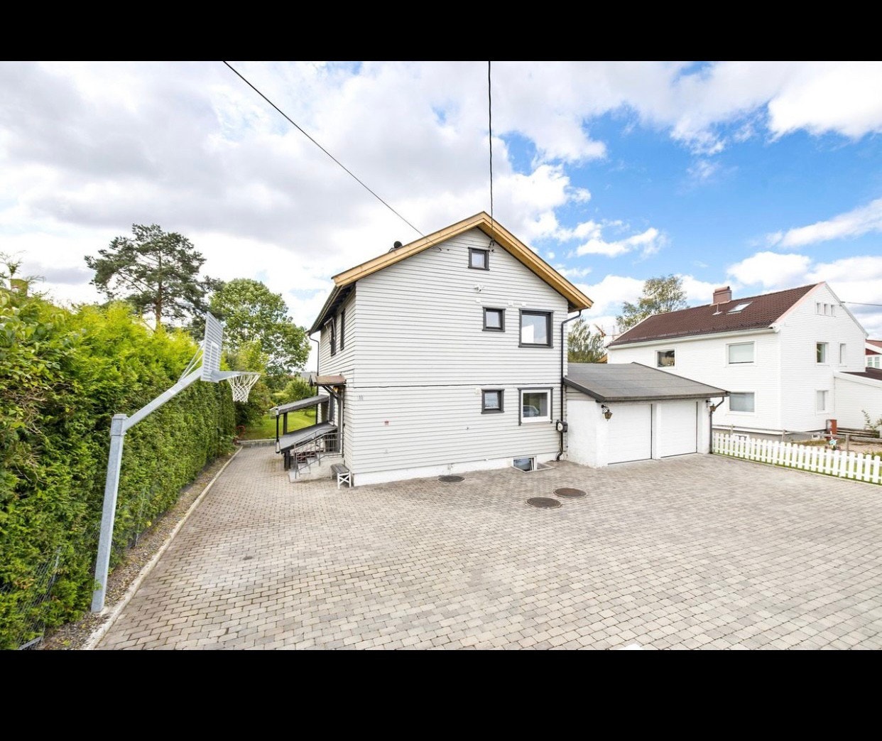 Parkeringsplass til 1 bil på tomten og beboer parkering mulighet i gate for bil nr 2. Galleribilde