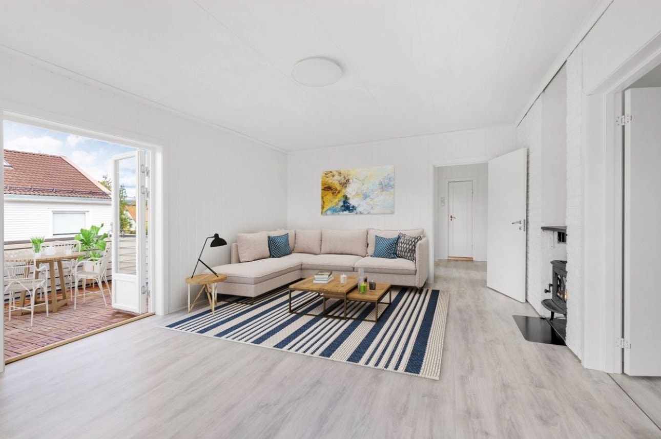 Velkommen til 2 etasje: lys og romslig stue med tilgang til solrik terrasse. Det er peis i stuen for oppvarming samt på loftet Galleribilde