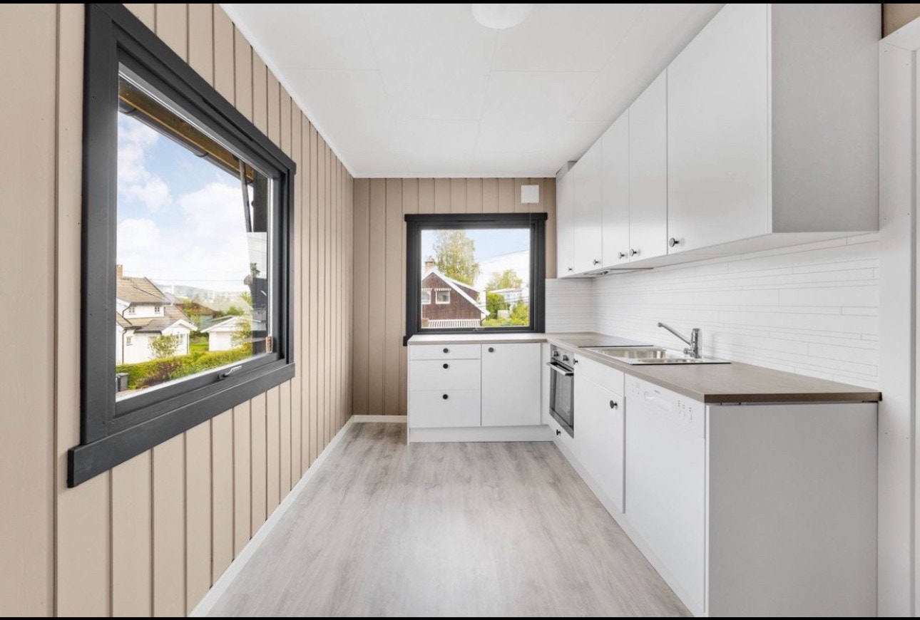 Separat Kjøkken med kjøleskap og en stor fryser.. Galleribilde