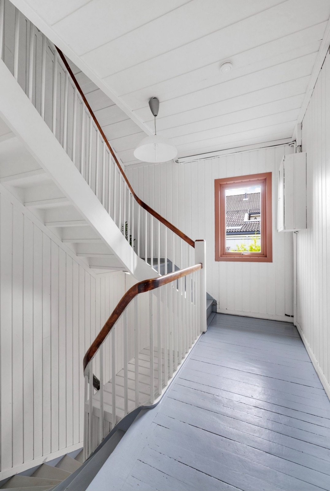 Trapper opp til 3 etj: loftstuen / ekstra soverom. Galleribilde