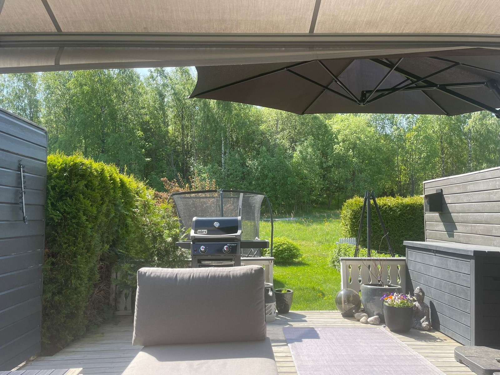 Deilig terrasse og hage med utsikt til skog med gode turmuligheter Galleribilde