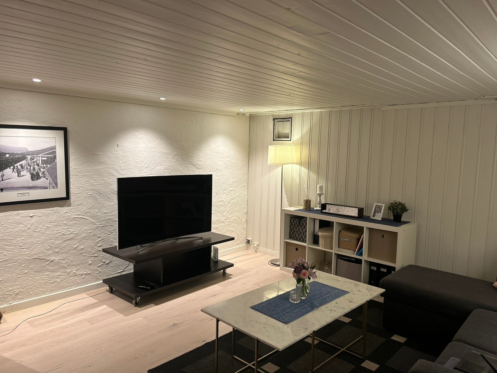 Kjellerstue med tv Galleribilde