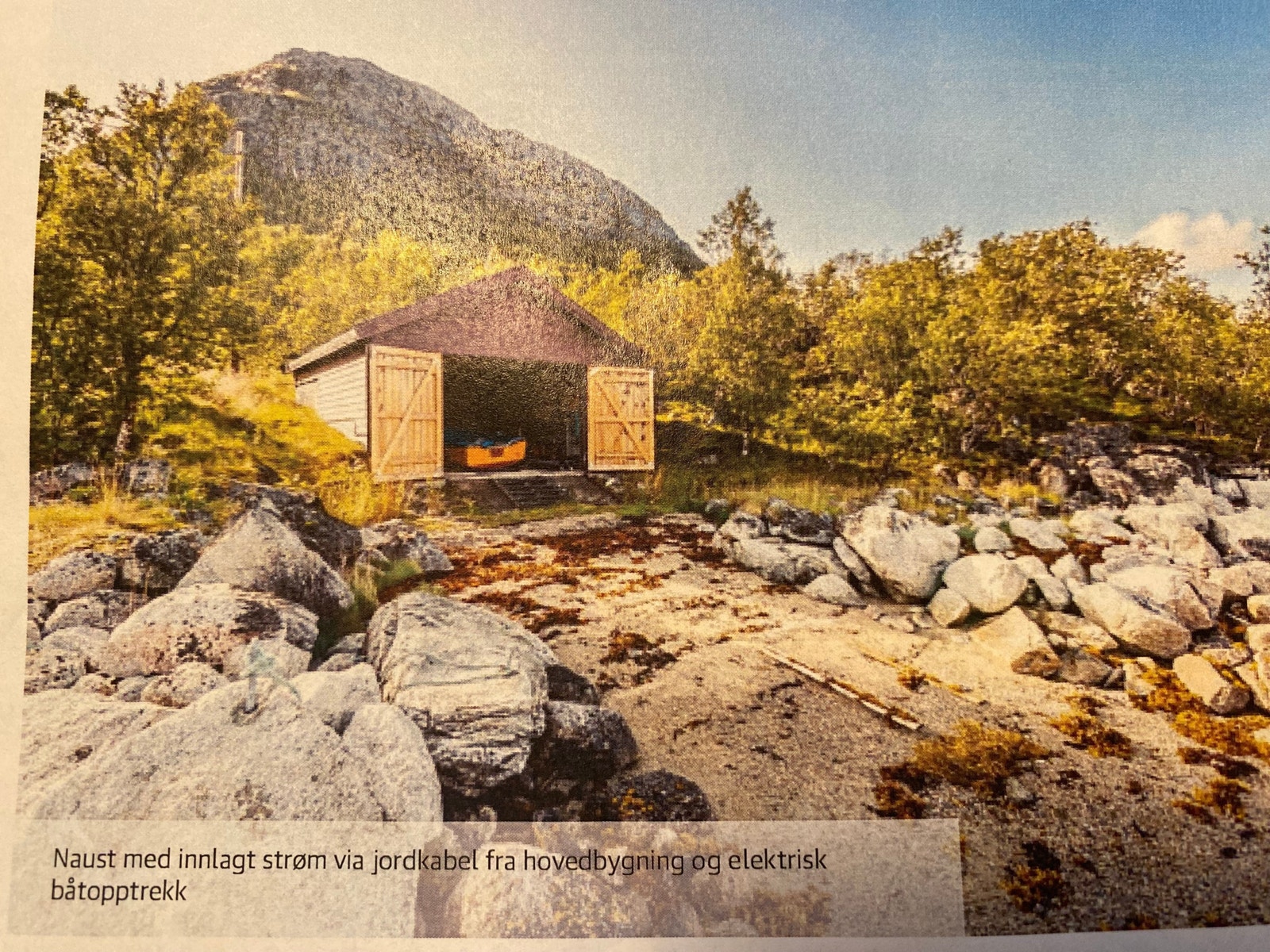 Naust med elektrisk båt vinsj - kjekt når fisketuren er unnagjort. El-winch to pull boat back after fishing.. Galleribilde