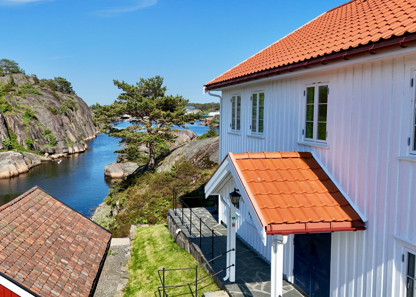 Inngangspartiet hvor man kan sitte å slappe av med en is og følge med på båtene som putrer forbi.. Galleribilde