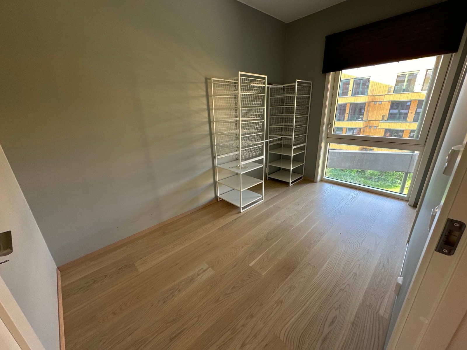 Soverommet har store vinduer Galleribilde