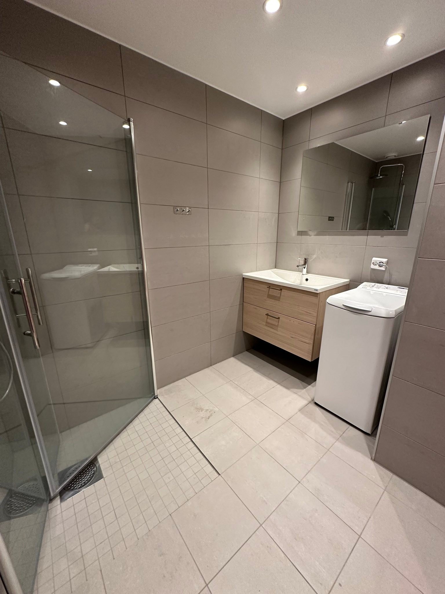 Flislagt bad med vaskemaskin og varmekabler Galleribilde