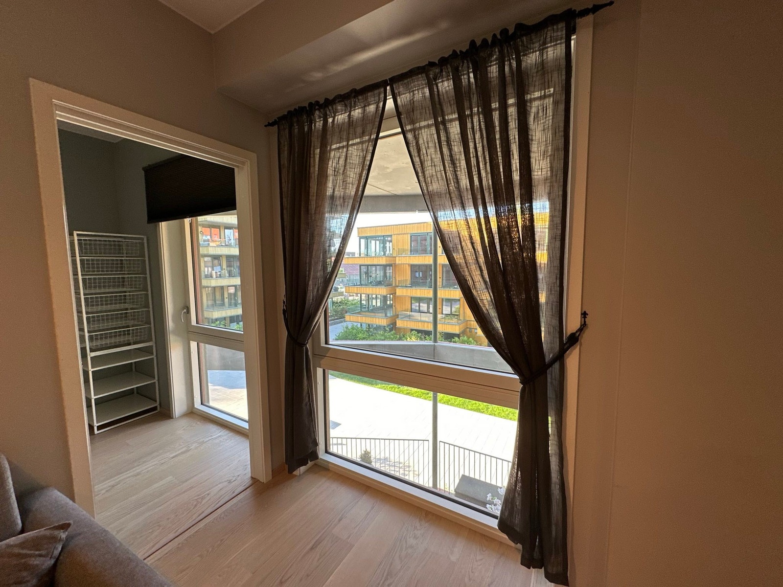 Store vinduer i stuen og på soverommet Galleribilde