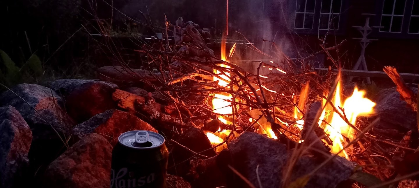 Bålsted i hagen. Galleribilde