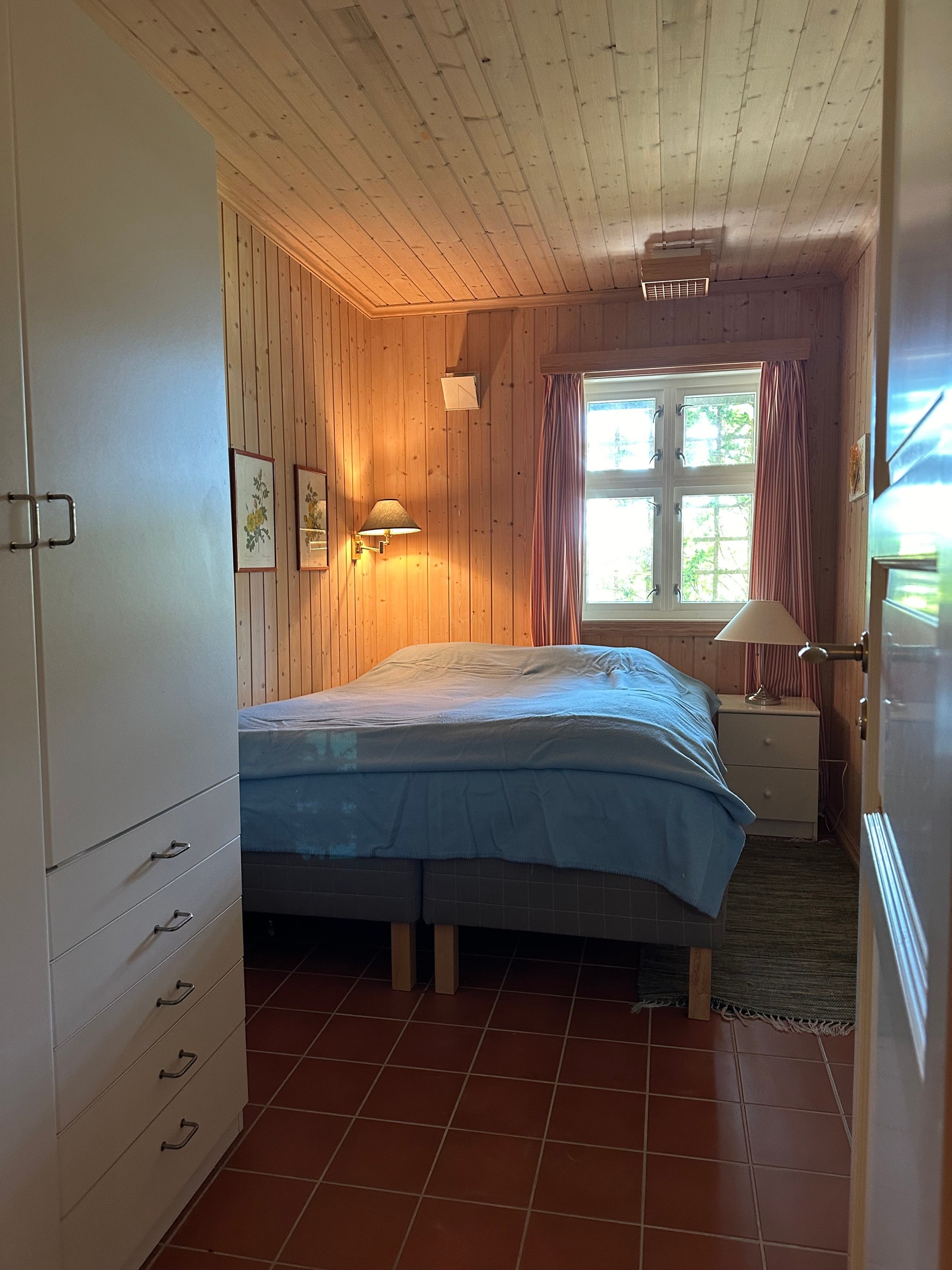 Lite soverom m. dobbeltseng, underetasje Galleribilde