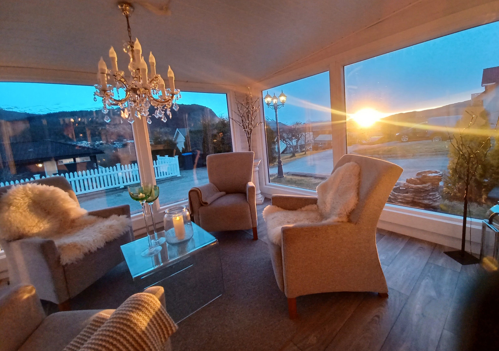 Utestue med nydelige solnedganger, og nye vedlikeholdsfrie vinduer 2018, samt nytt utvendig tak 2024. Galleribilde