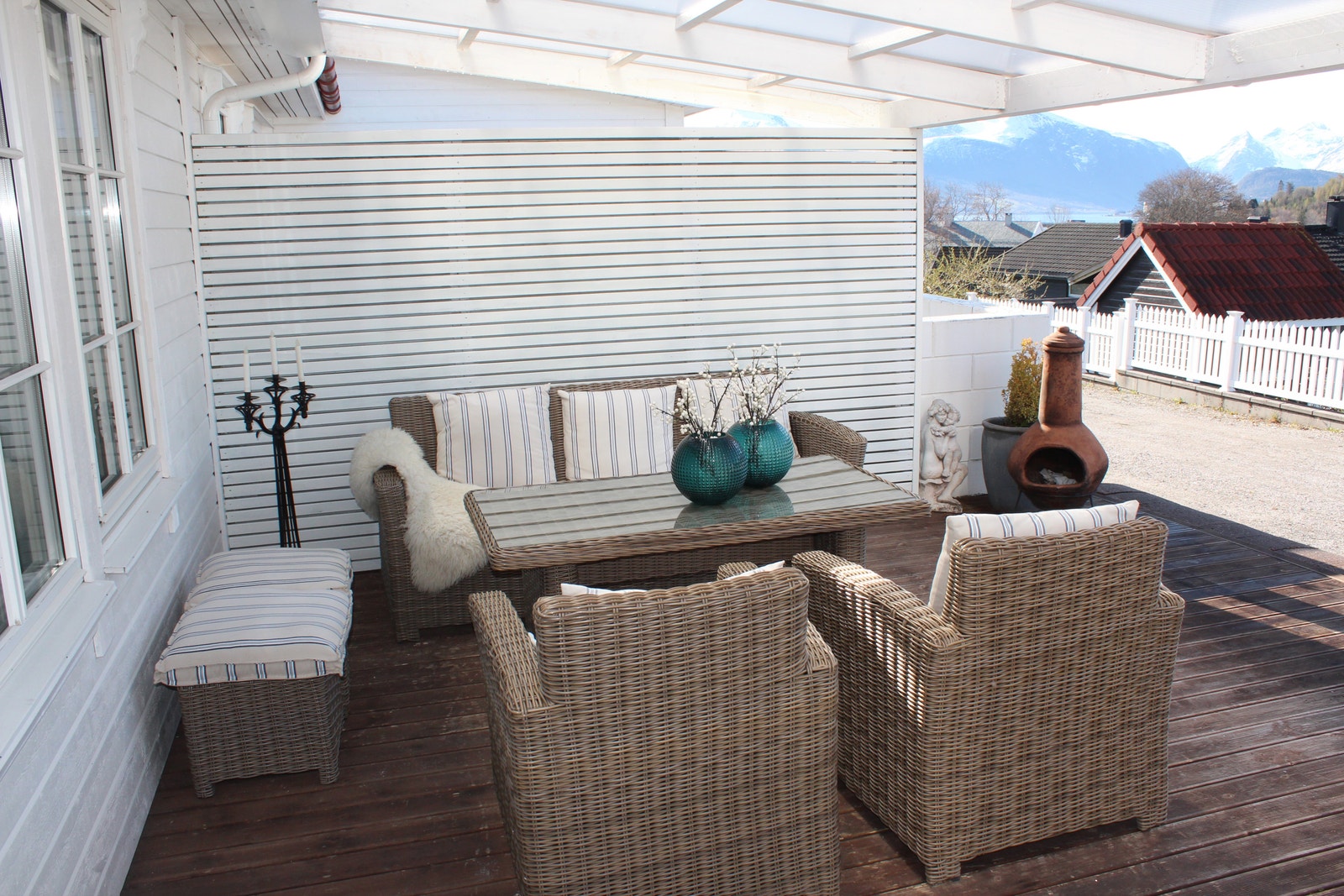 Terrassen ligger i le for vær og vind. Galleribilde