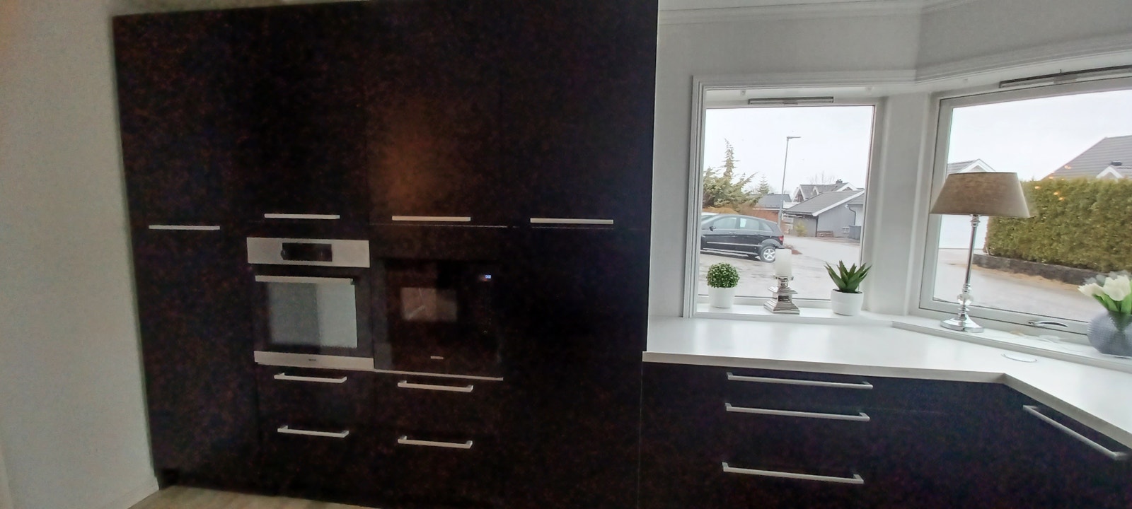 Masse skap og benkeplate med alt av hvitevarer Galleribilde