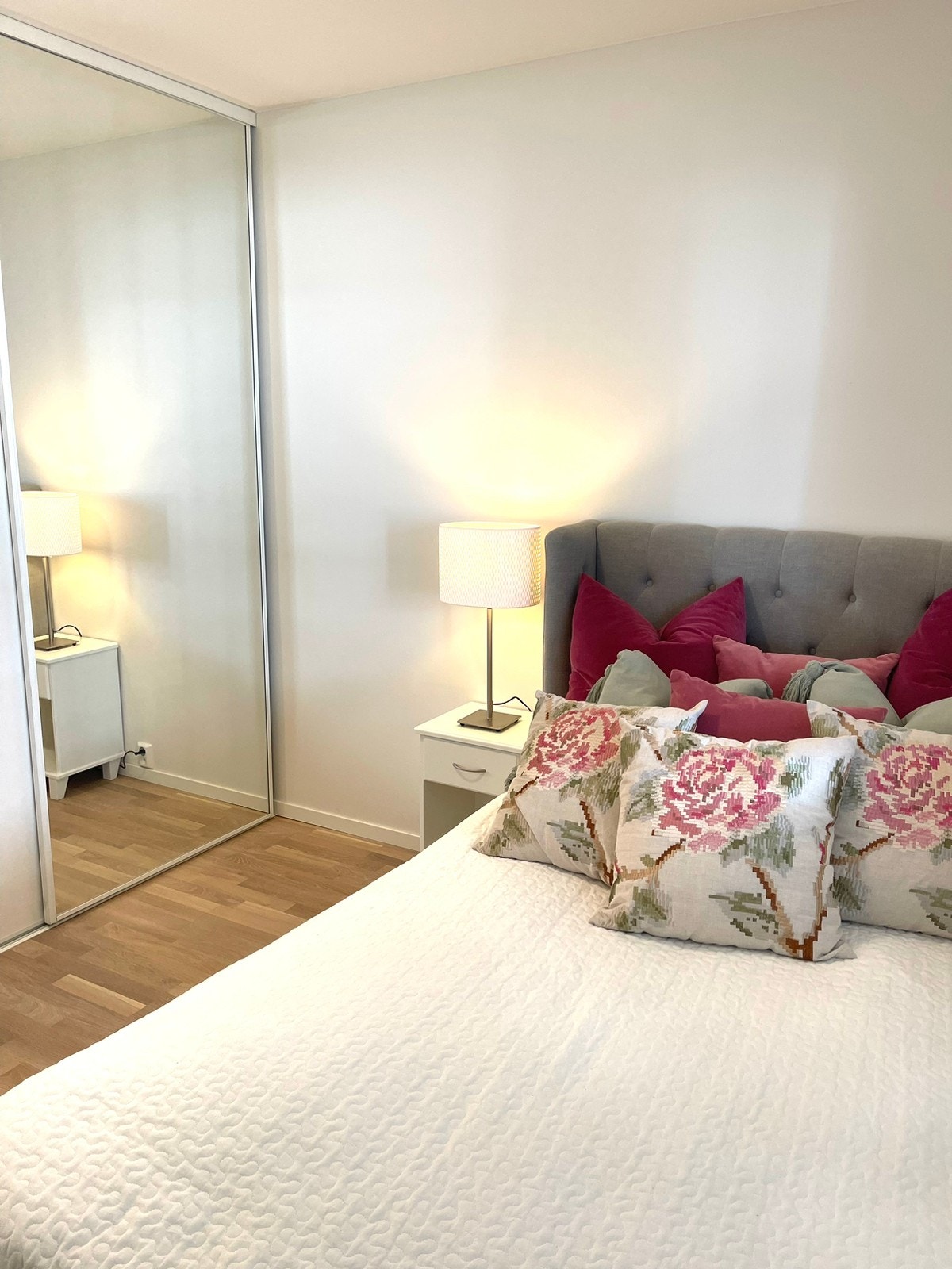 Soverom mot bakgård, seng fra Dux 120cm Galleribilde