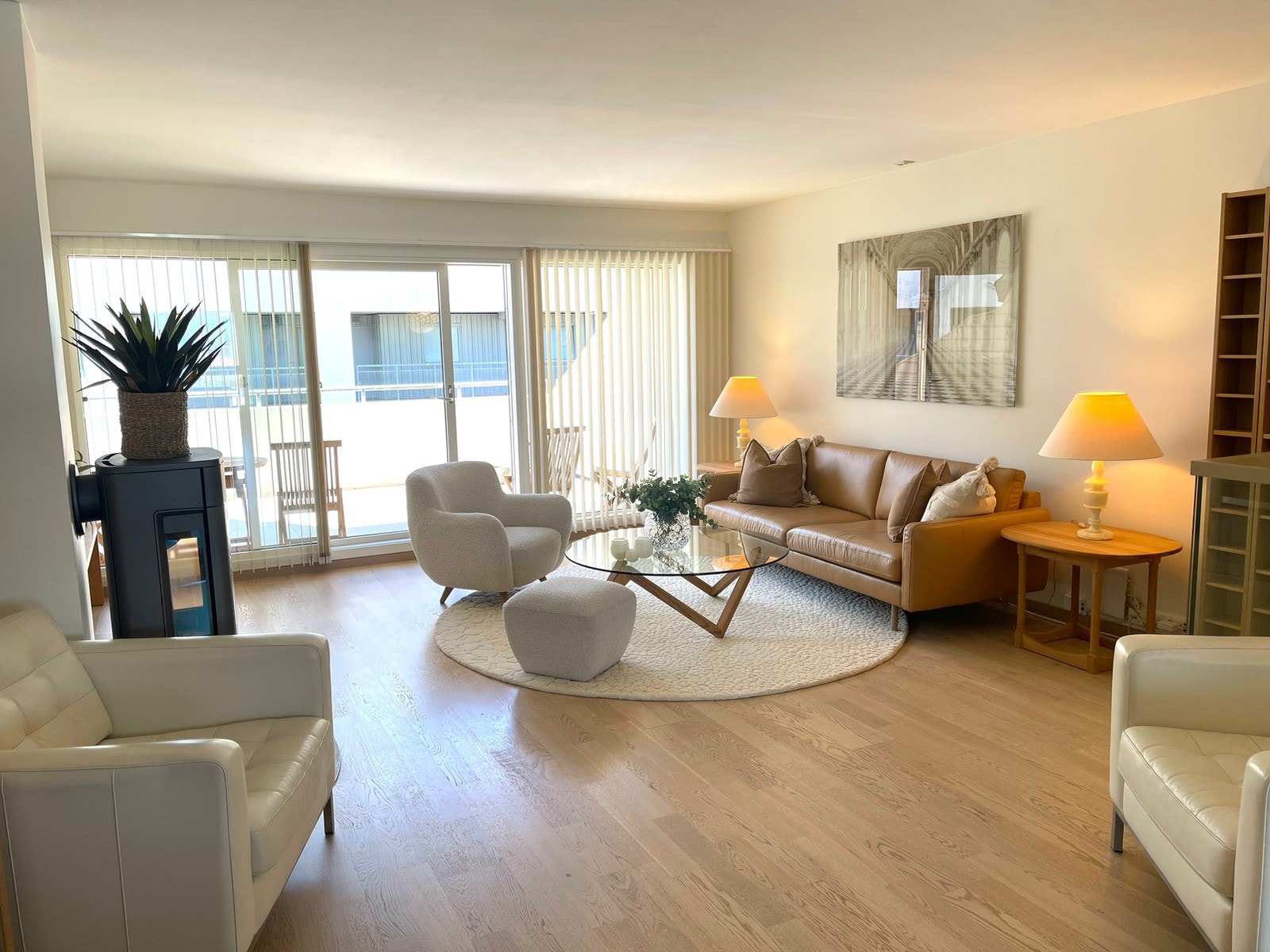 Romslig stue med utgang til terrasse på 18 kvm Galleribilde