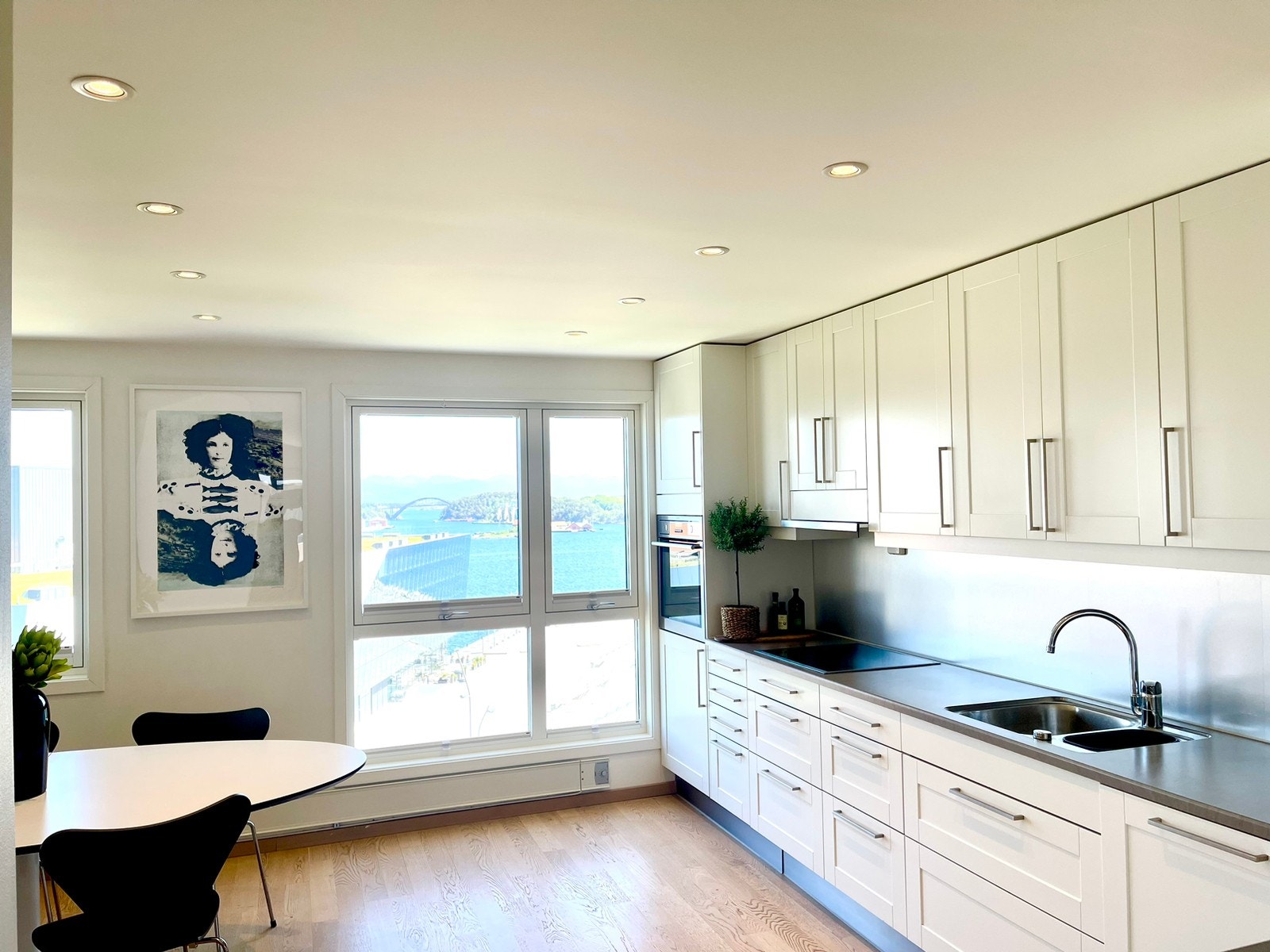 Flott kjøkken med fantastisk utsikt Galleribilde