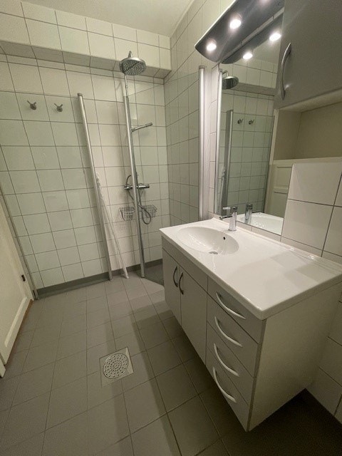 Romslig bad med dusjhjørne Galleribilde