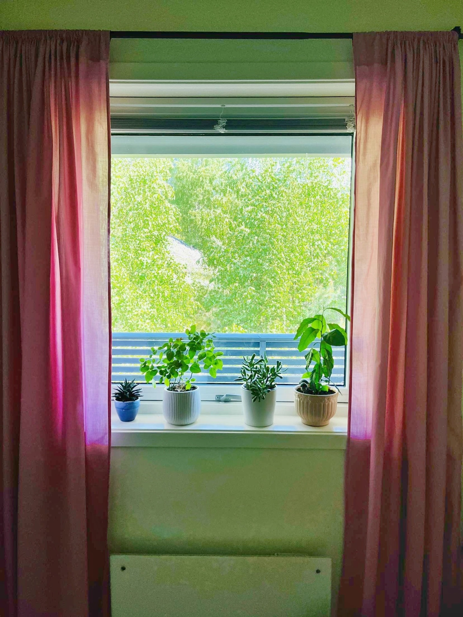 Soverom 2, med panelovn Galleribilde