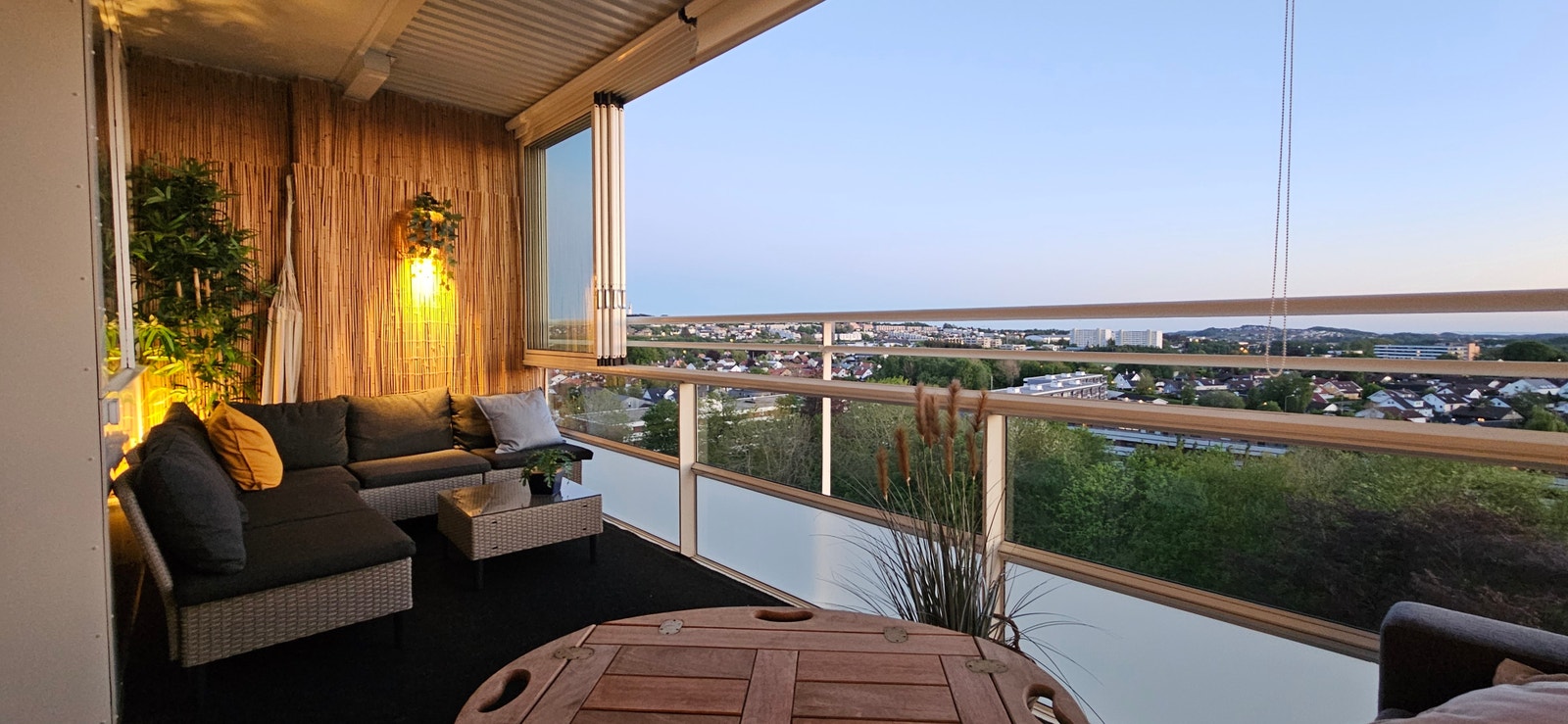 Innglasset balkong med 2 sofaer. Galleribilde