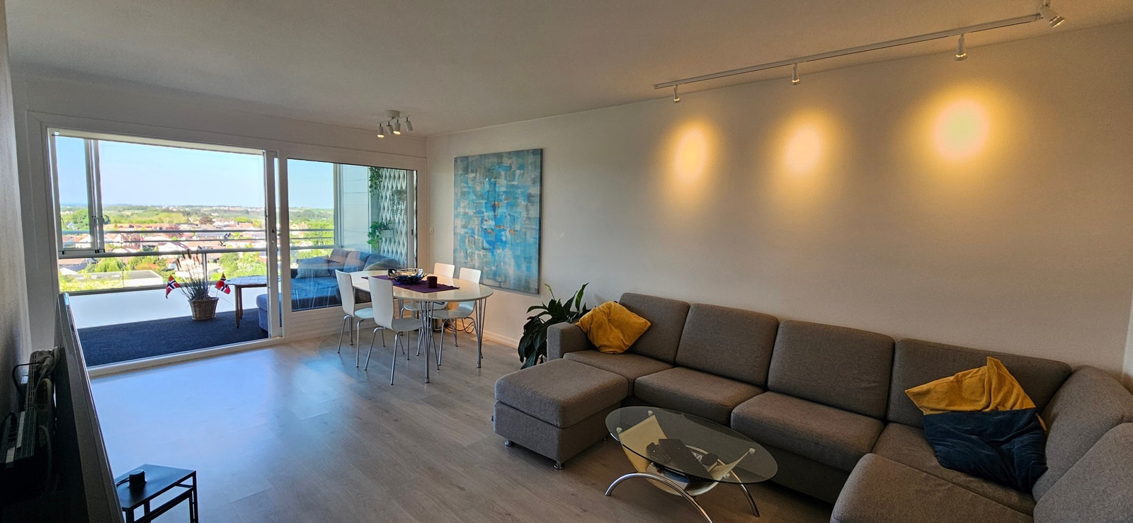 Stor stue med alt av møbler inkludert (65" tv osv) Galleribilde