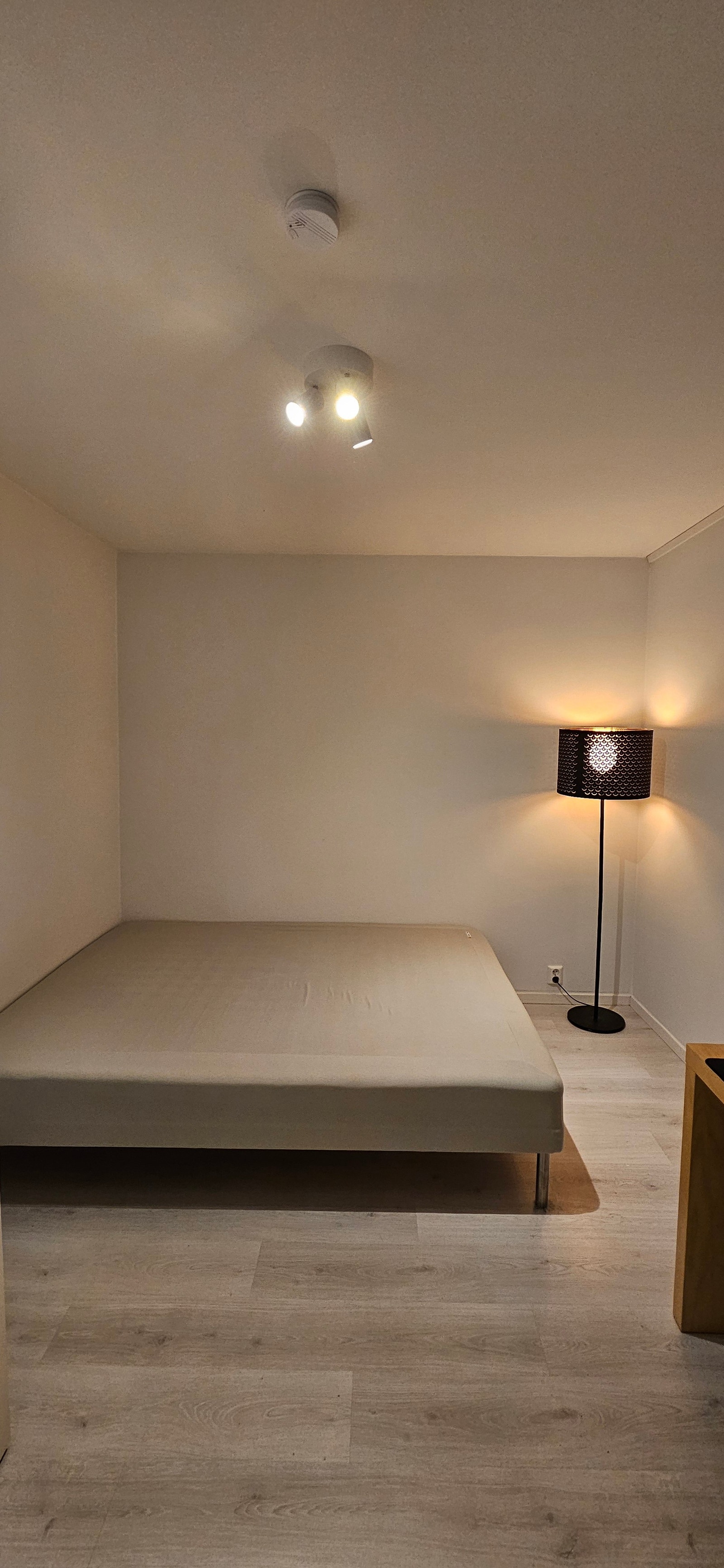 Stort soverom med 1,60 bred seng, skap, kontorpult. Galleribilde