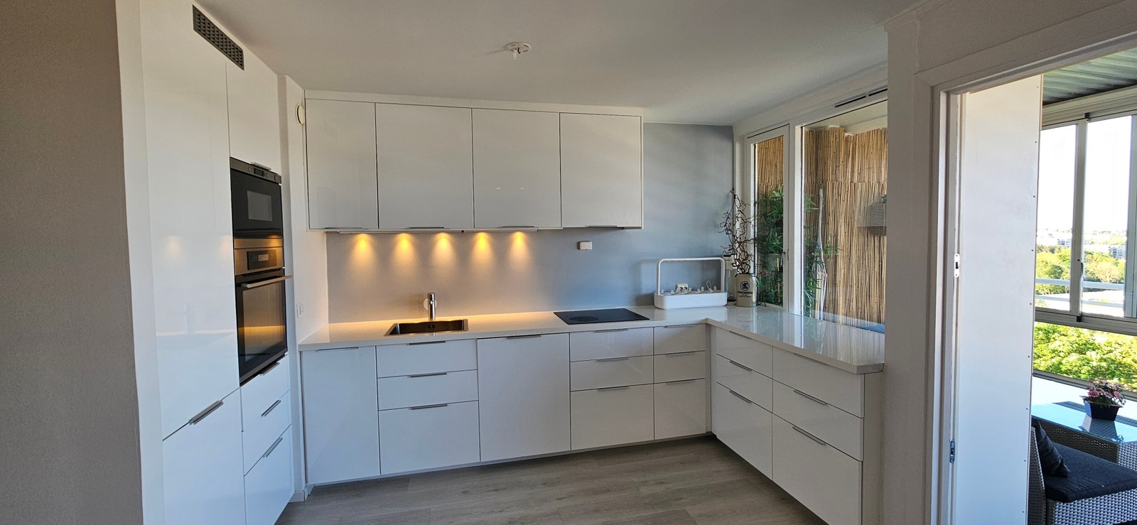 Nytt kjøkken med alt av hvitevarer Galleribilde