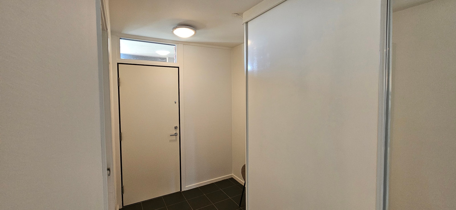 Entre med dobbel garderobeskap Galleribilde