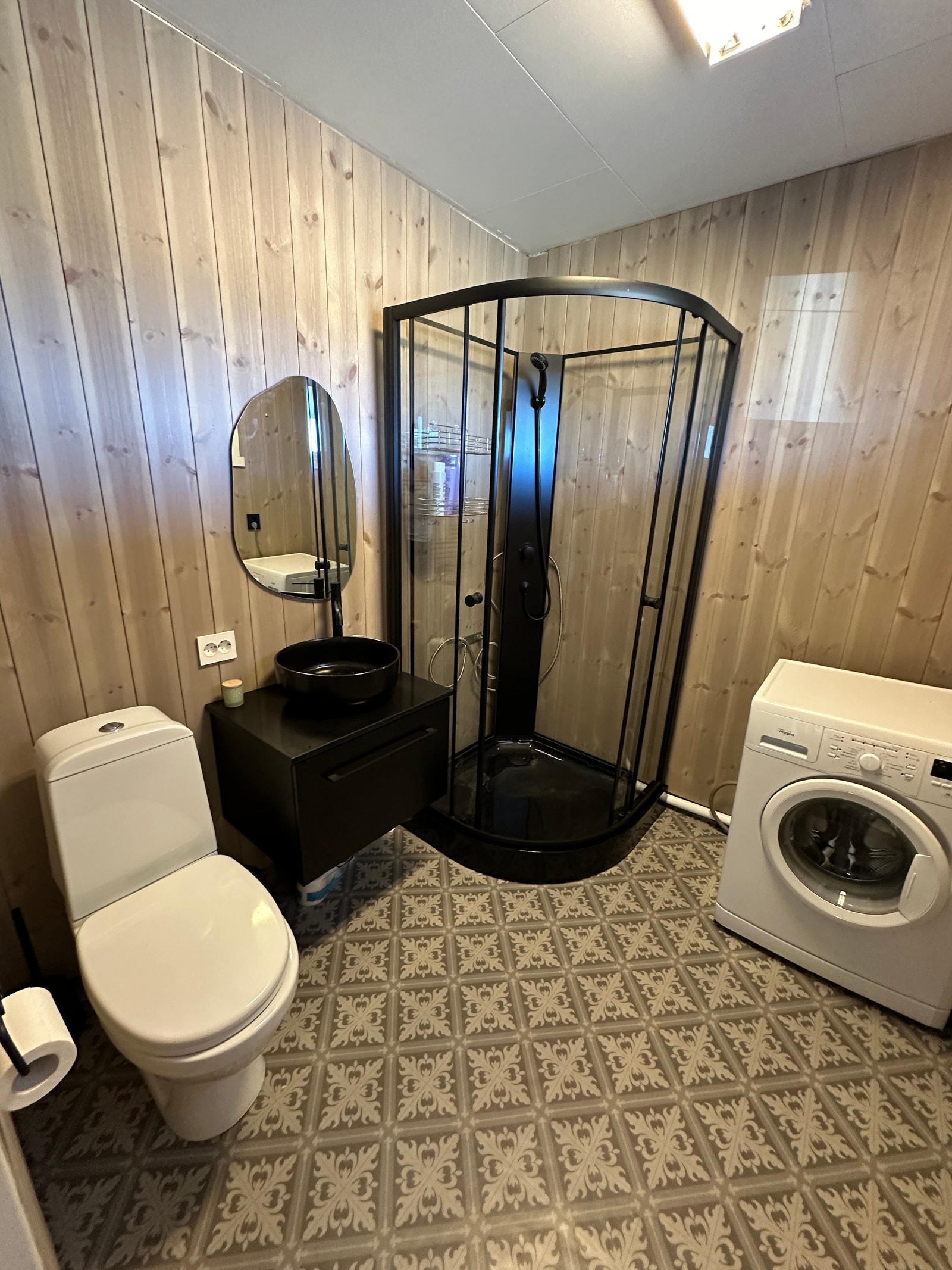 Bad med dusjkabinett og vaskemaskin Galleribilde